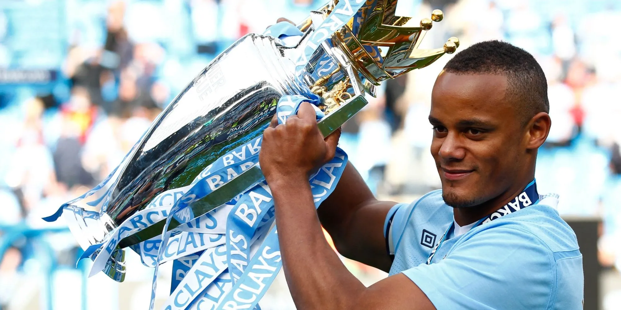 Vincent Kompany ăn mừng cùng Man City mùa giải Premier League 2017/18