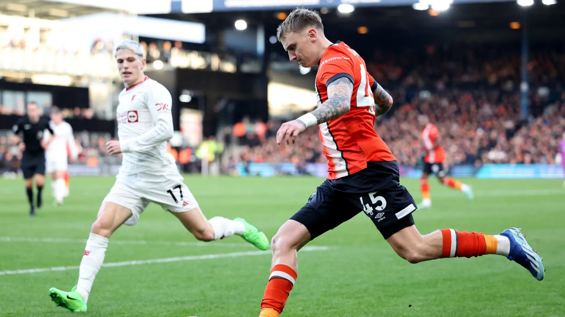 Alfie Doughty trong màu áo Luton Town thi đấu mùa giải 2024-2025