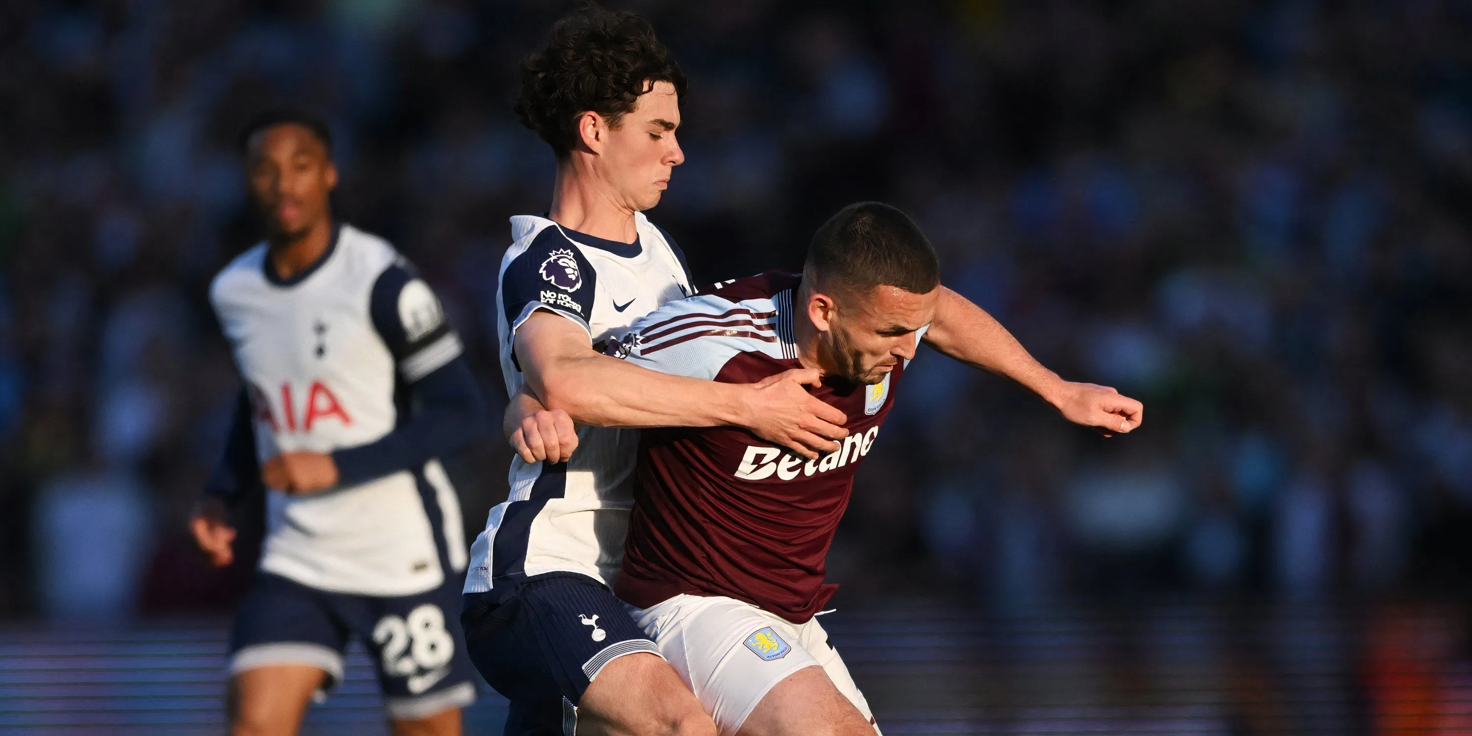 Archie Gray của Tottenham thi đấu ở hàng tiền vệ