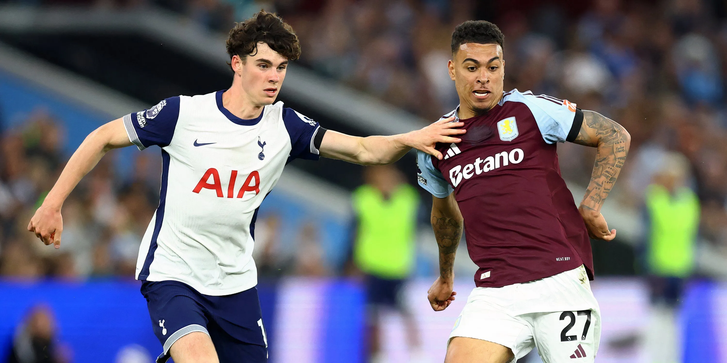 Archie Gray trong trận đấu giữa Tottenham và Aston Villa