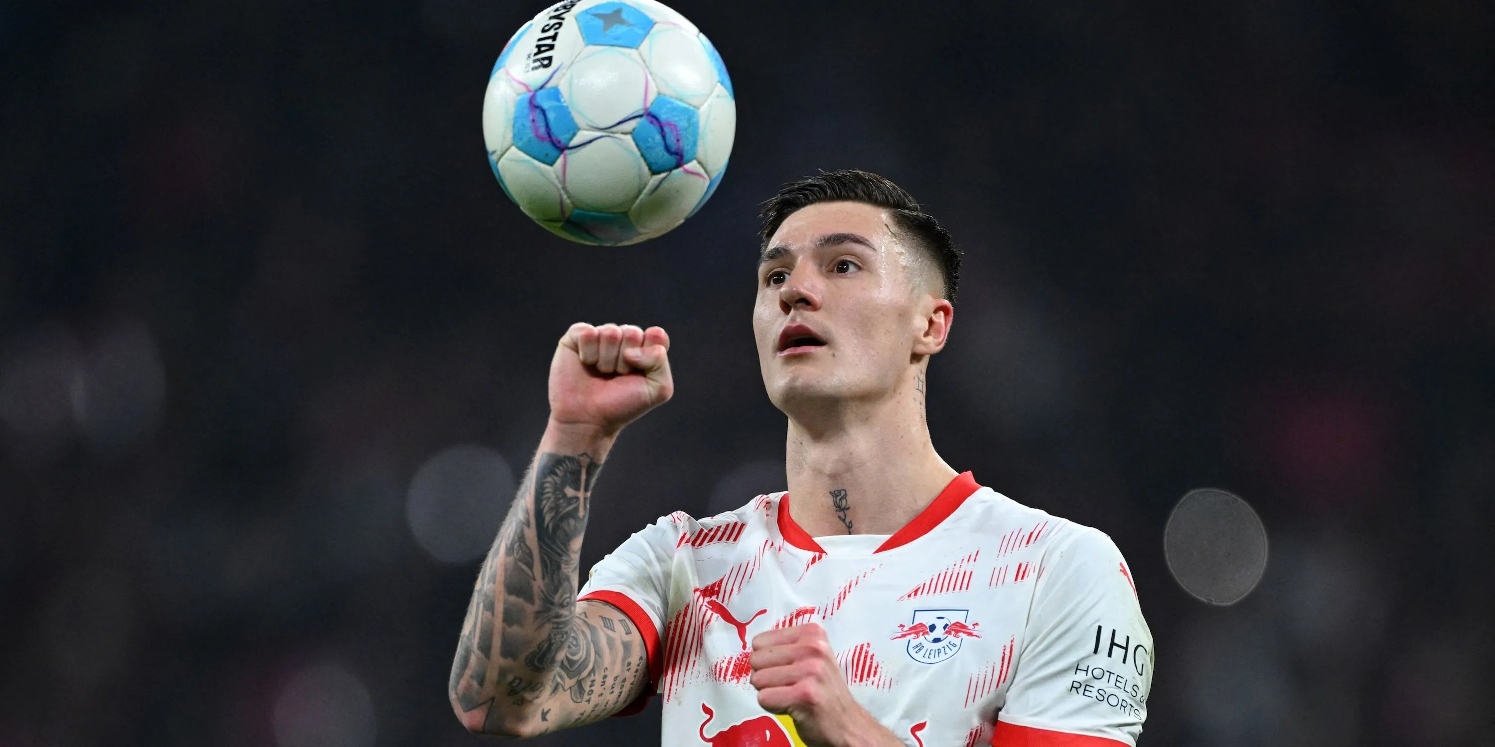 Benjamin Sesko của RB Leipzig chuẩn bị thực hiện quả phạt đền thể hiện sự tự tin