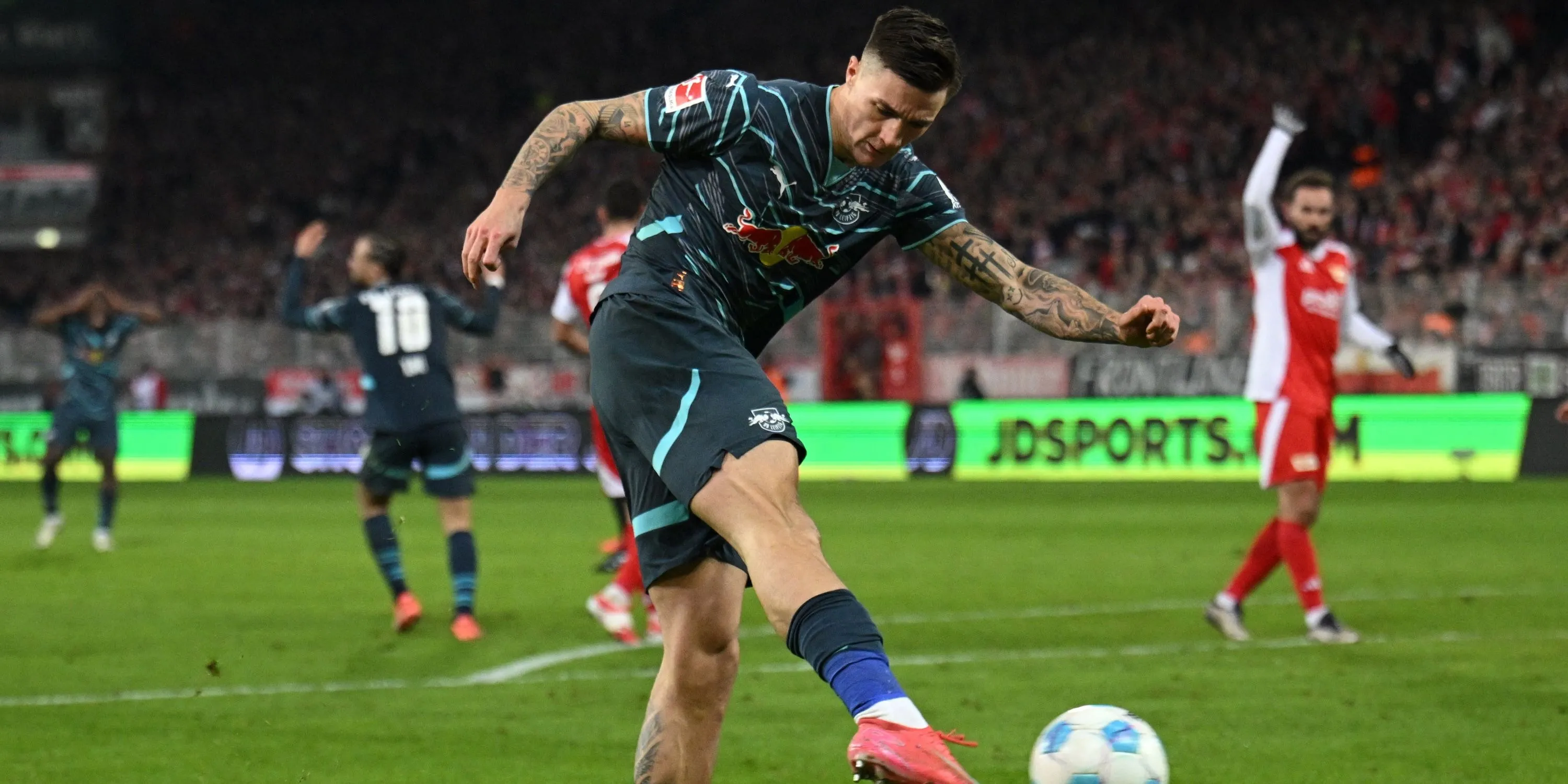 Benjamin Sesko của RB Leipzig tung cú sút hiểm hóc về phía khung thành đối phương