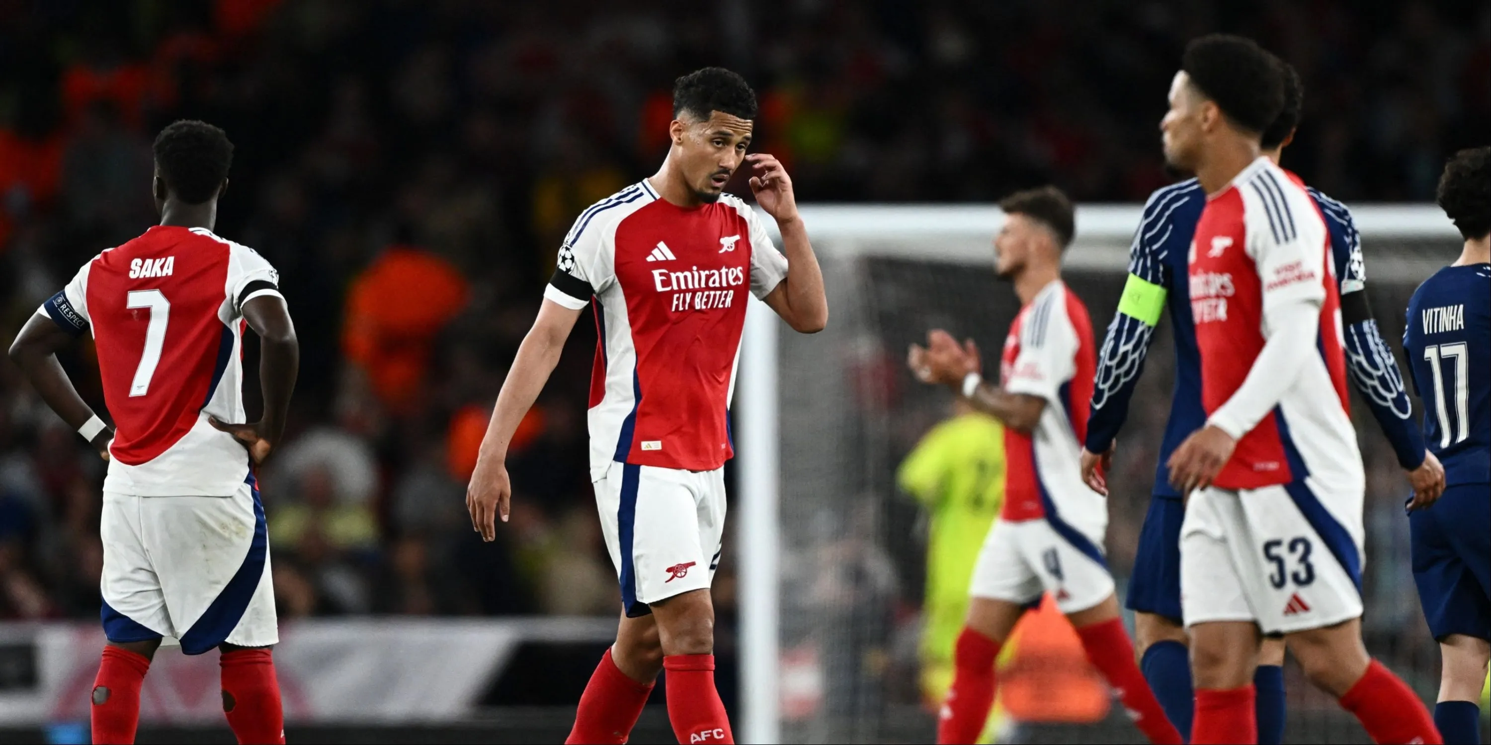 Bukayo Saka và William Saliba trong màu áo Arsenal chuẩn bị cho trận đấu quan trọng với PSG tại Champions League