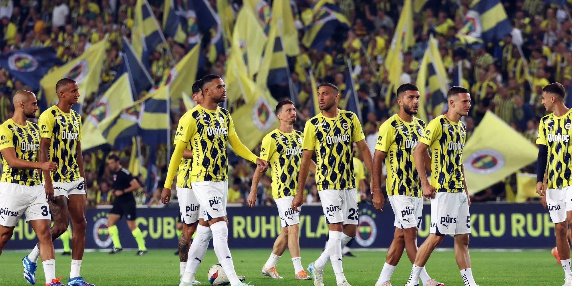 Các cổ động viên Fenerbahce đốt pháo sáng và giăng biểu ngữ lớn trên khán đài
