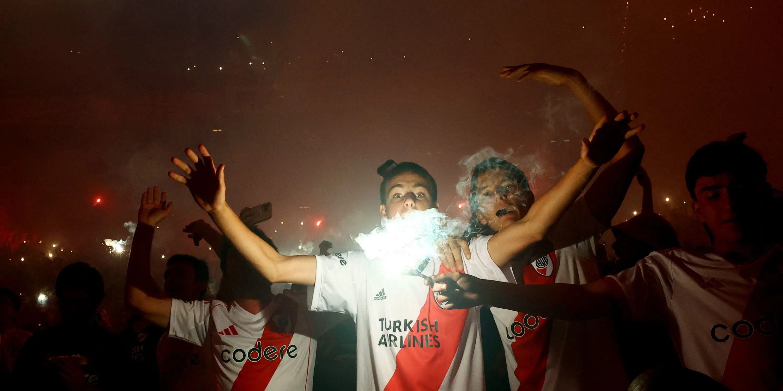 Các cổ động viên River Plate giăng cờ và cổ vũ trước trận đấu