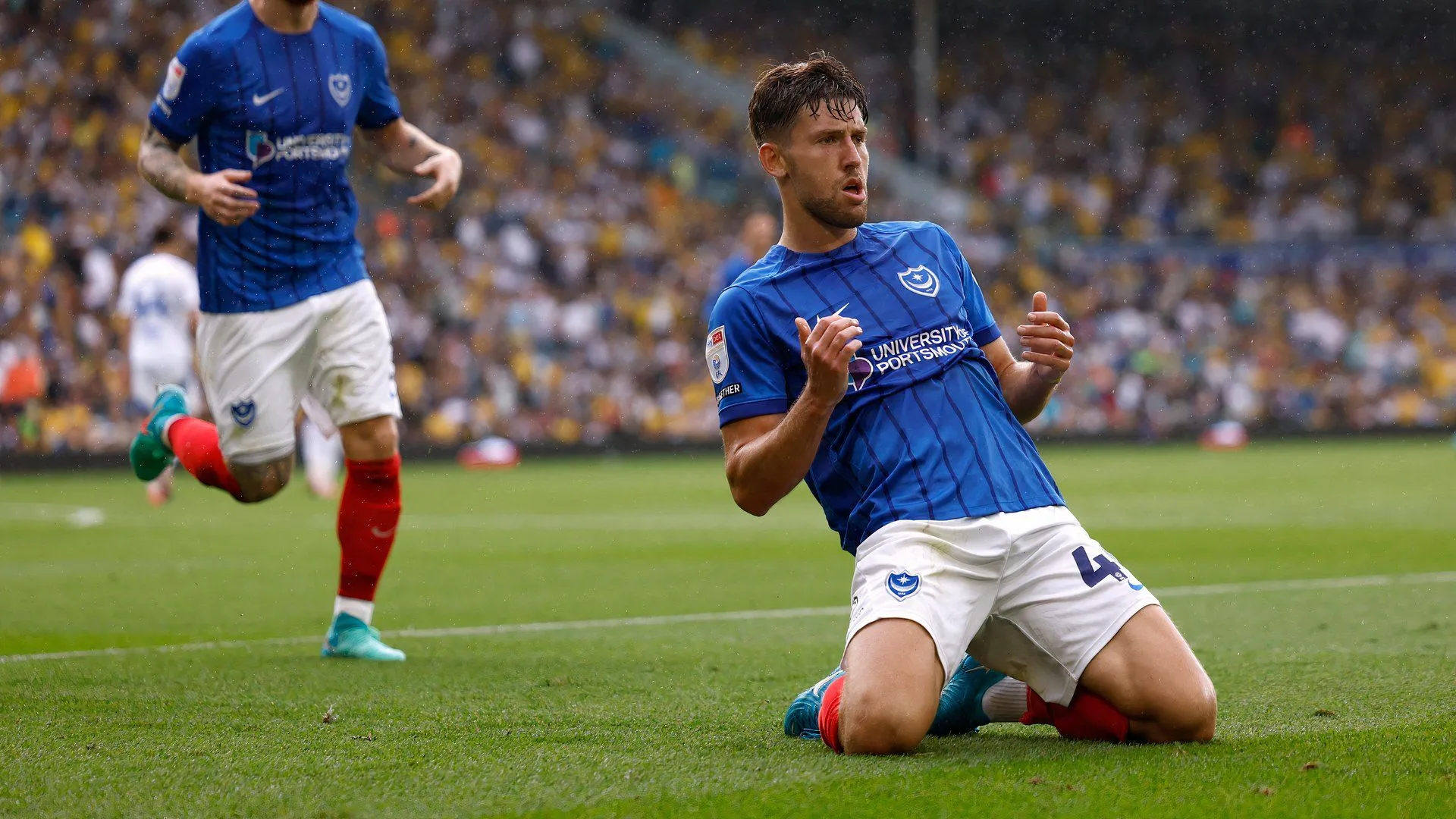Callum Lang thi đấu cho Portsmouth FC thể hiện phong độ ấn tượng