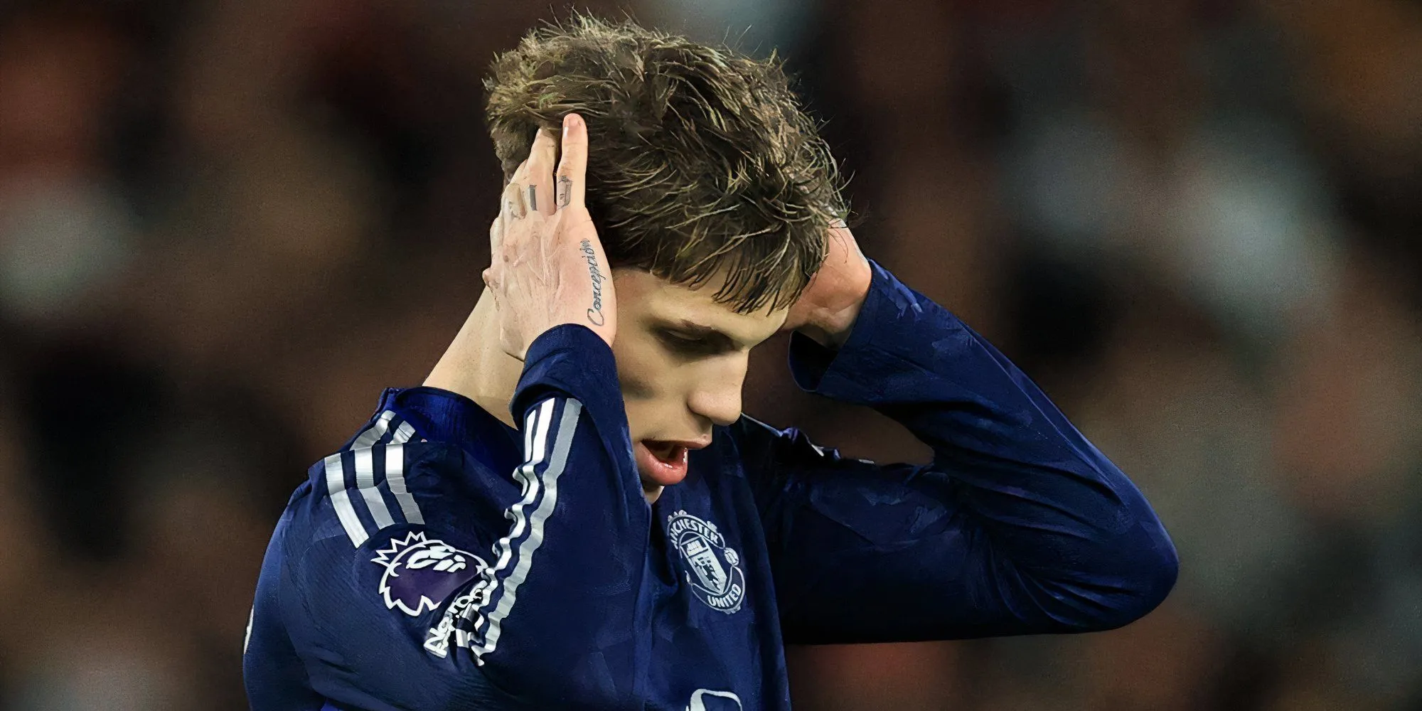 Cầu thủ chạy cánh Alejandro Garnacho thể hiện sự thất vọng sau trận thua Tottenham.