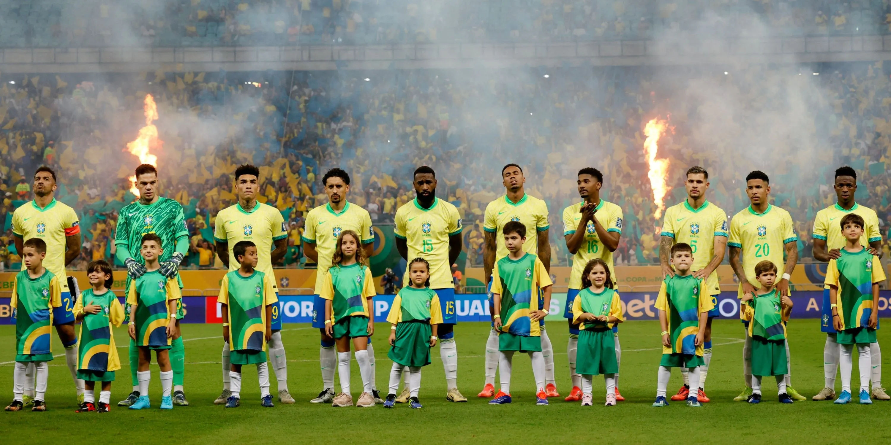 Cầu thủ đội tuyển Brazil trên sân vận động