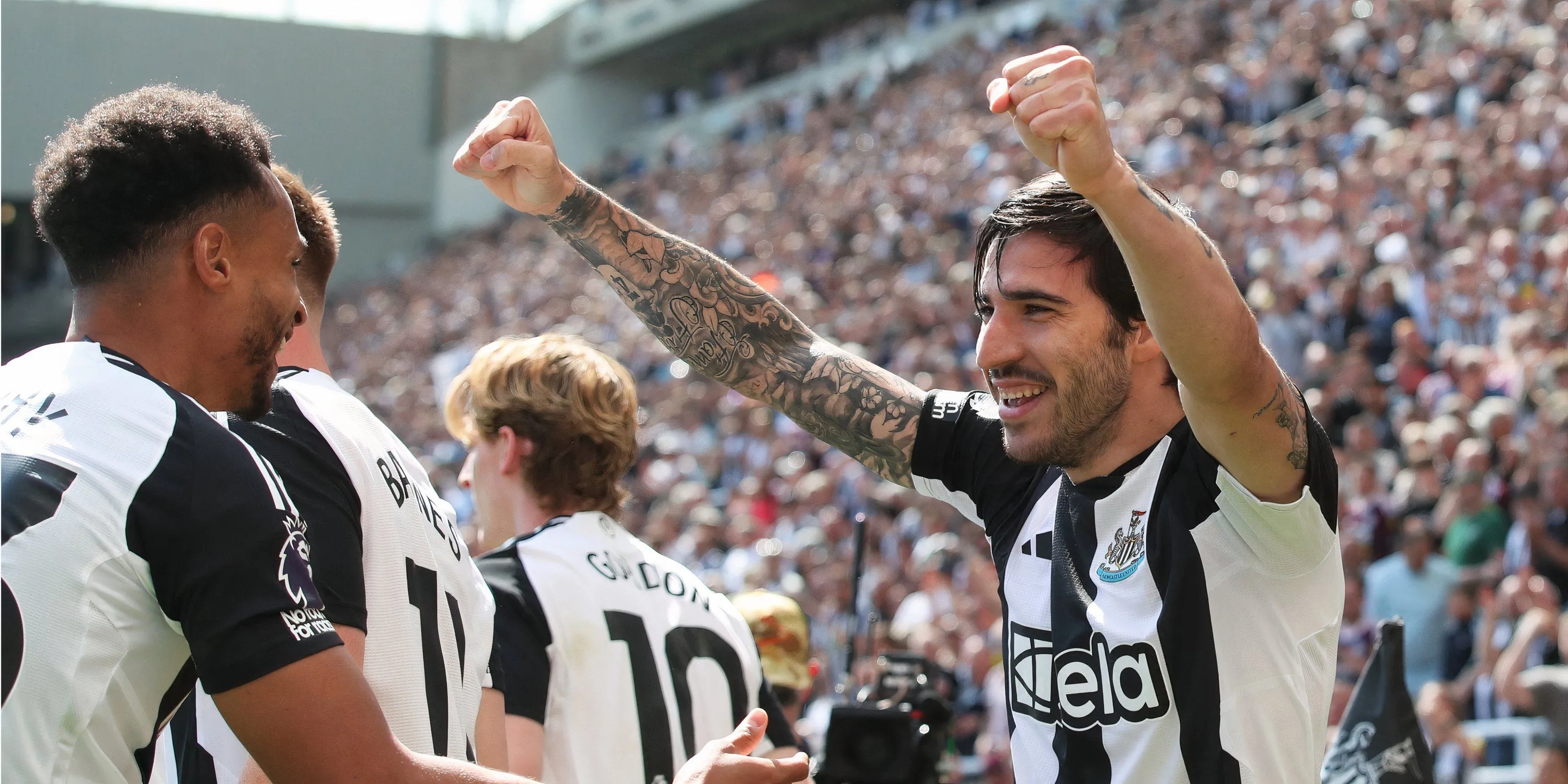 Cầu thủ Newcastle ăn mừng bàn thắng, thể hiện sự quyết tâm trong cuộc đua dự Champions League