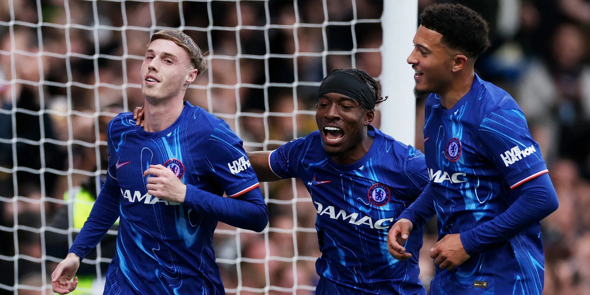 Cole Palmer (giữa) cùng đồng đội Noni Madueke và Levi Colwill sau trận thắng Liverpool