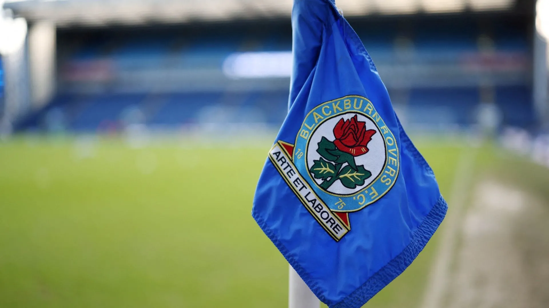 Cột cờ góc trên sân vận động Ewood Park, sân nhà của câu lạc bộ Blackburn Rovers
