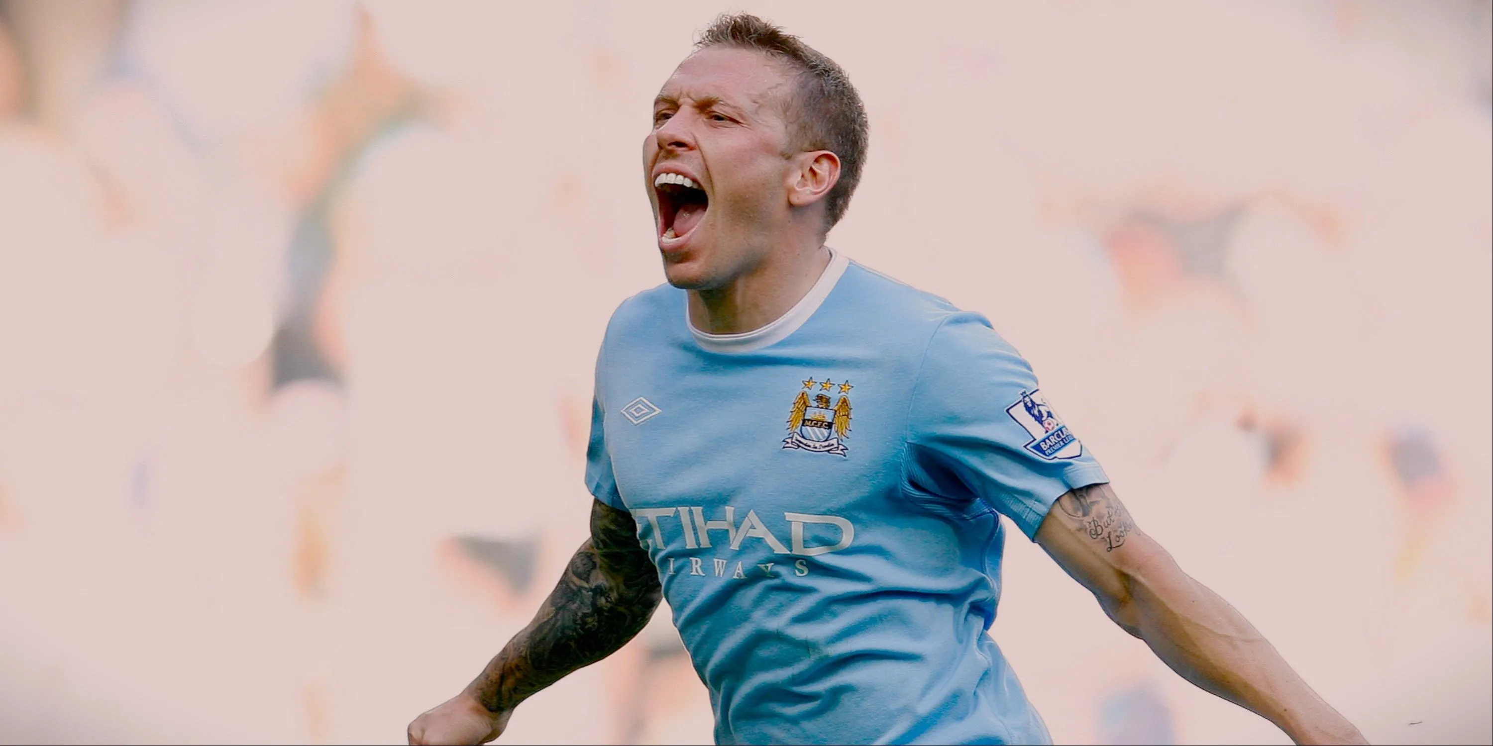 Craig Bellamy ăn mừng bàn thắng trong màu áo Manchester City