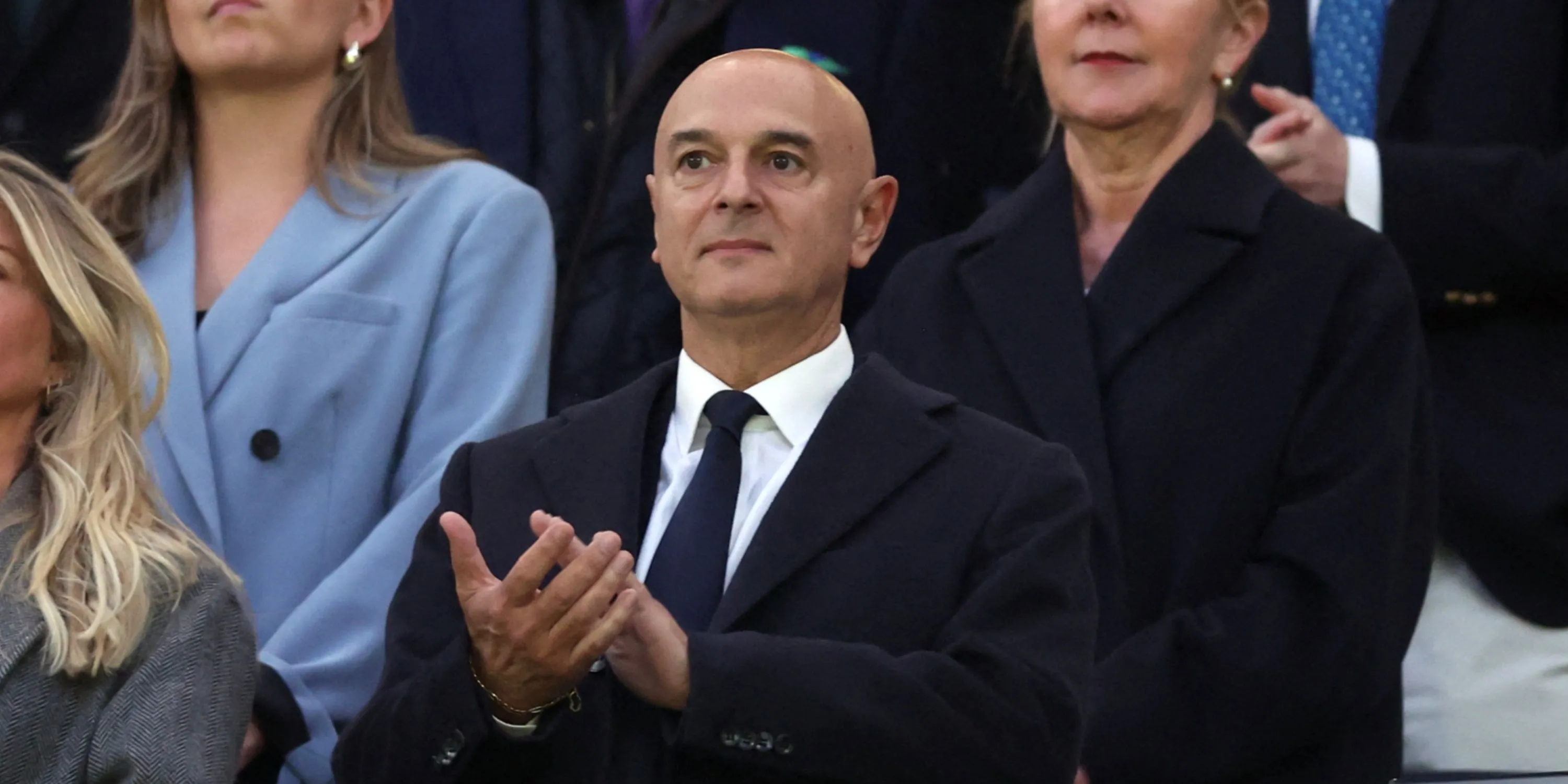 Daniel Levy chủ tịch Tottenham trên sân vận động trong một trận đấu Premier League