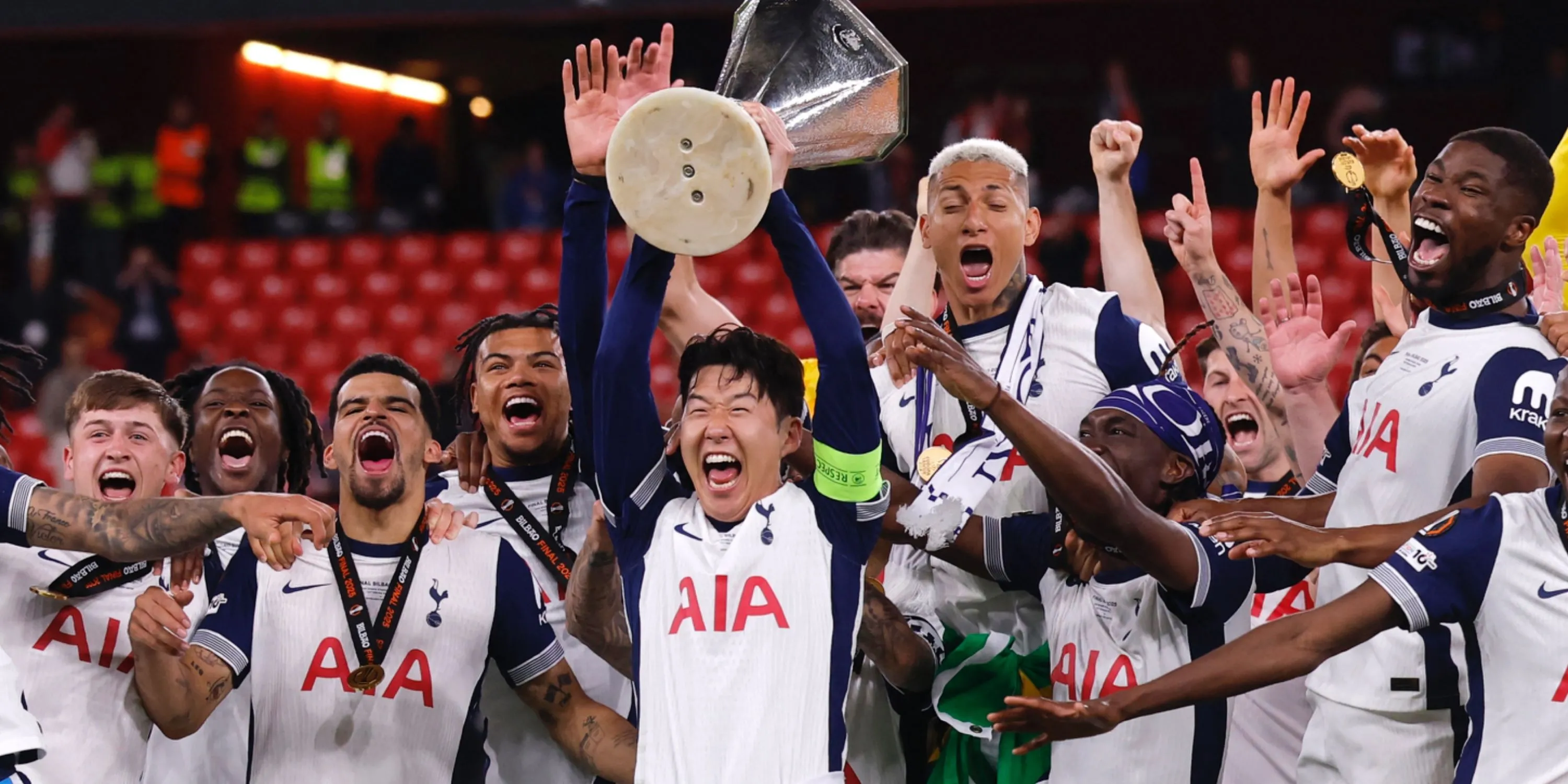 Đội trưởng Son Heung-min nâng cao cúp vô địch Europa League cùng Tottenham
