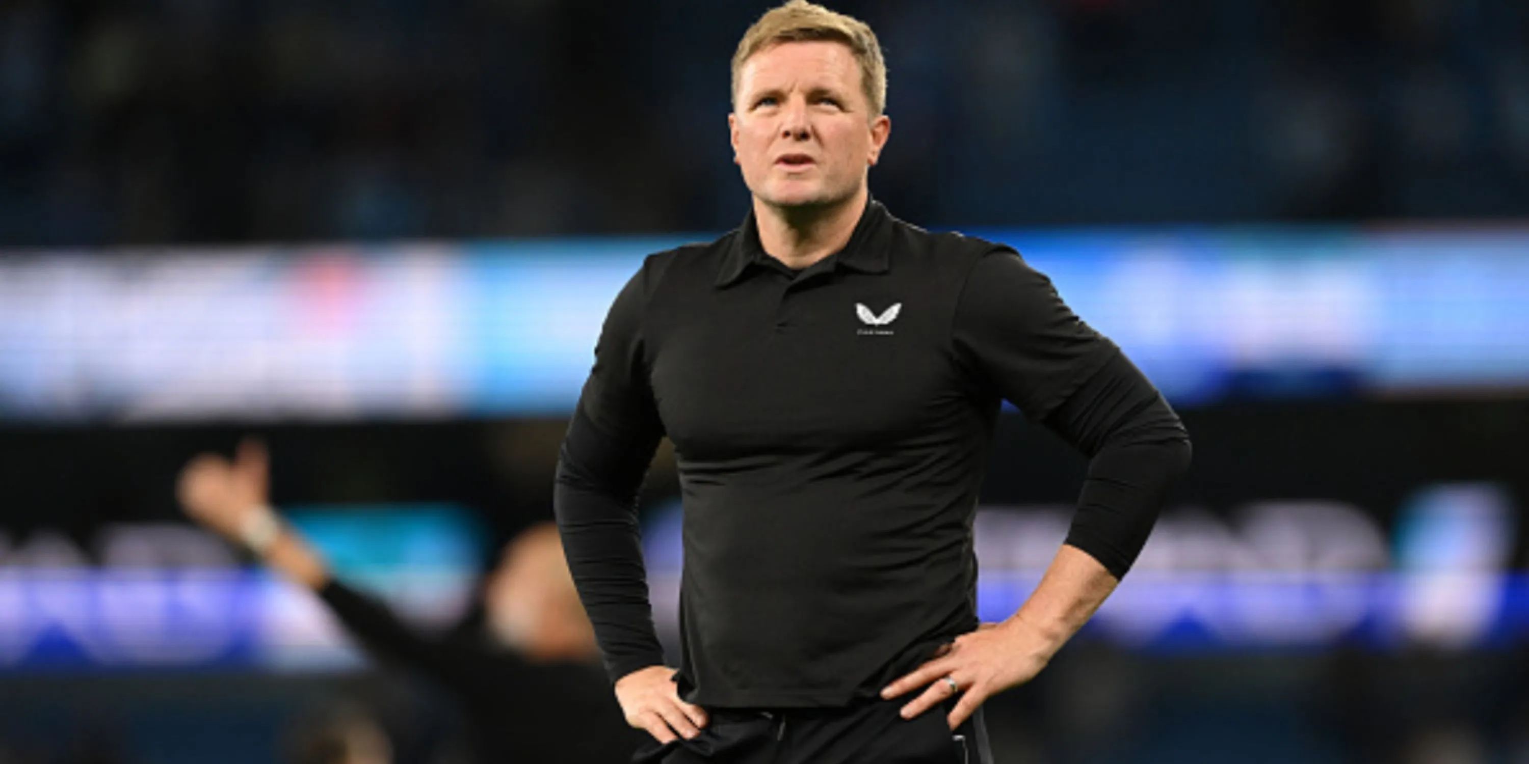 Eddie Howe khoanh tay