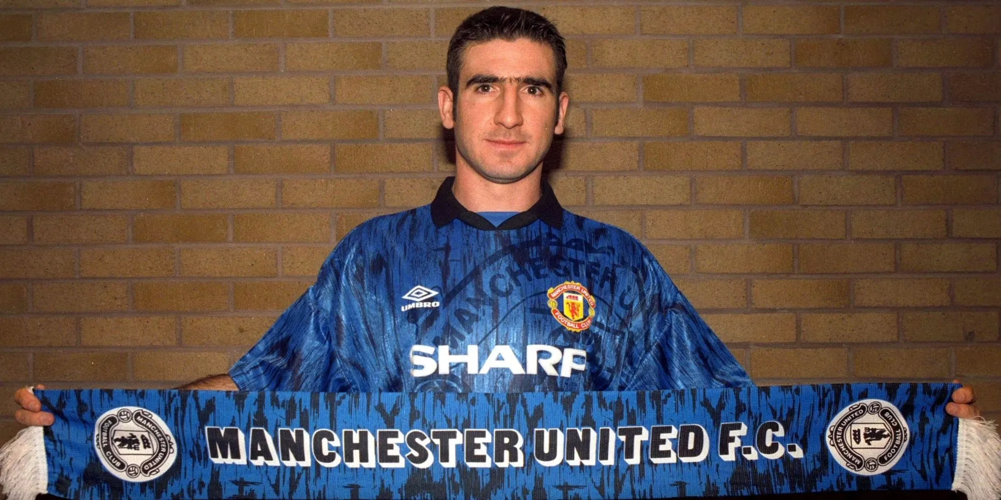 Eric Cantona trong màu áo Manchester United từng giữ kỷ lục lương ở EPL