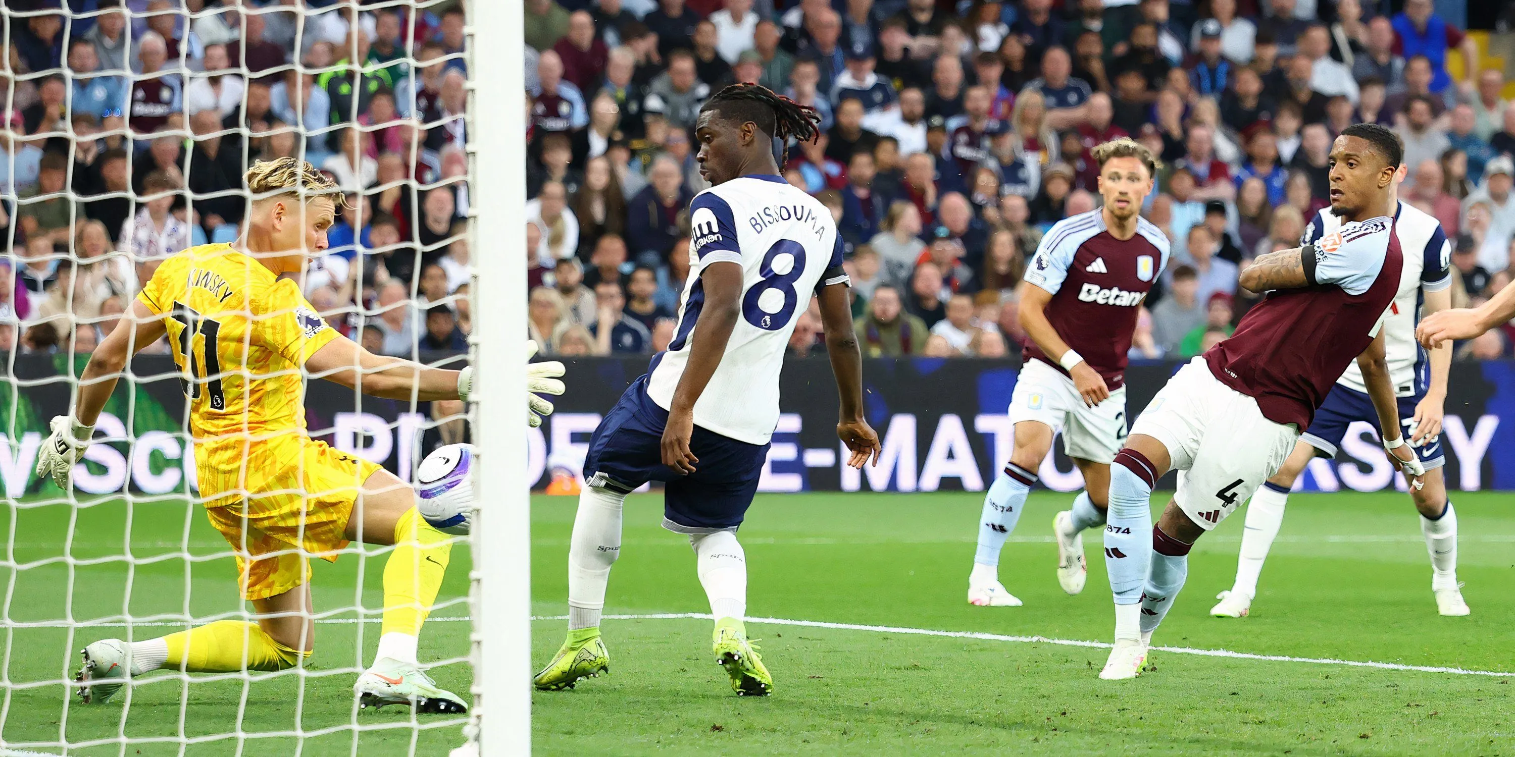Ezri Konsa ăn mừng bàn thắng cho Aston Villa trước Tottenham