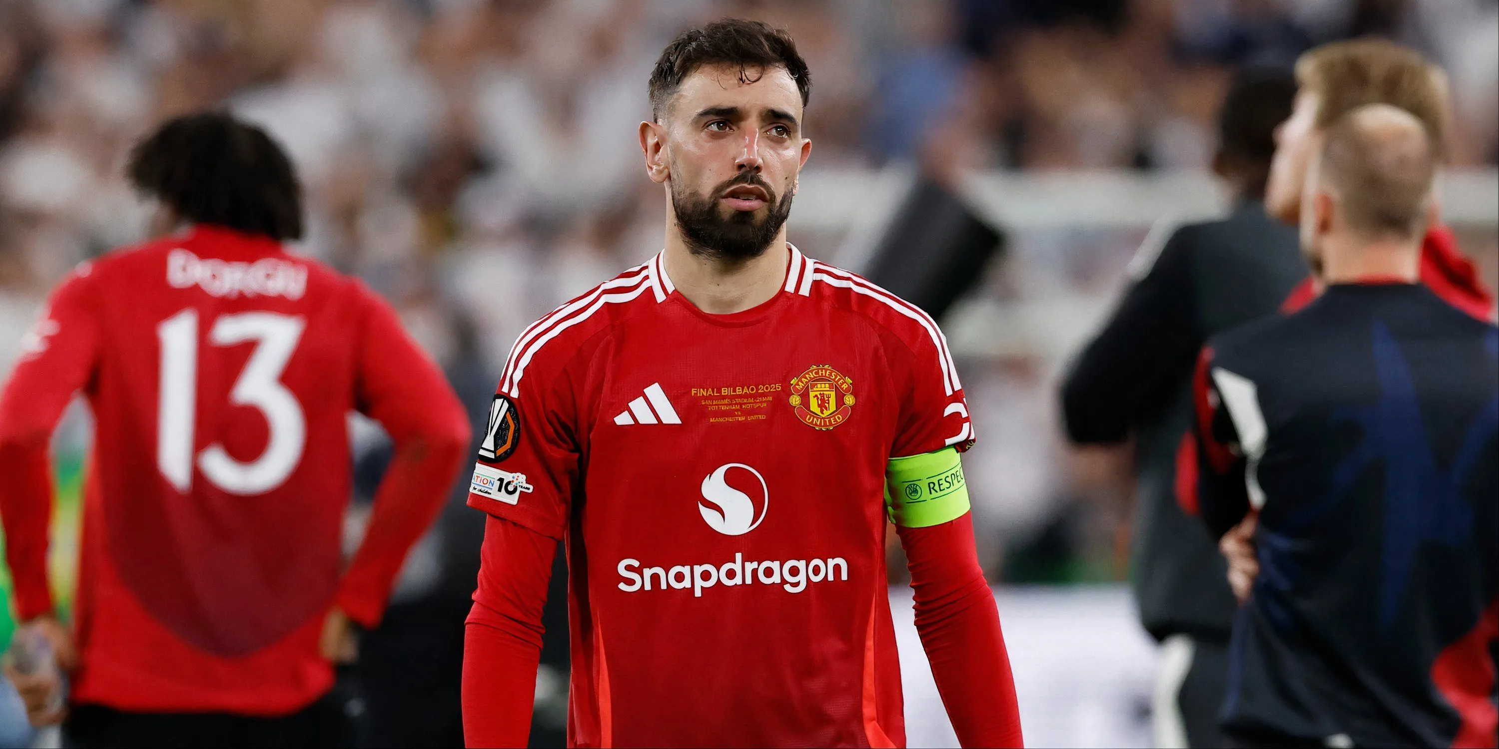 Fernandes ăn mừng bàn thắng cùng đồng đội tại Manchester United