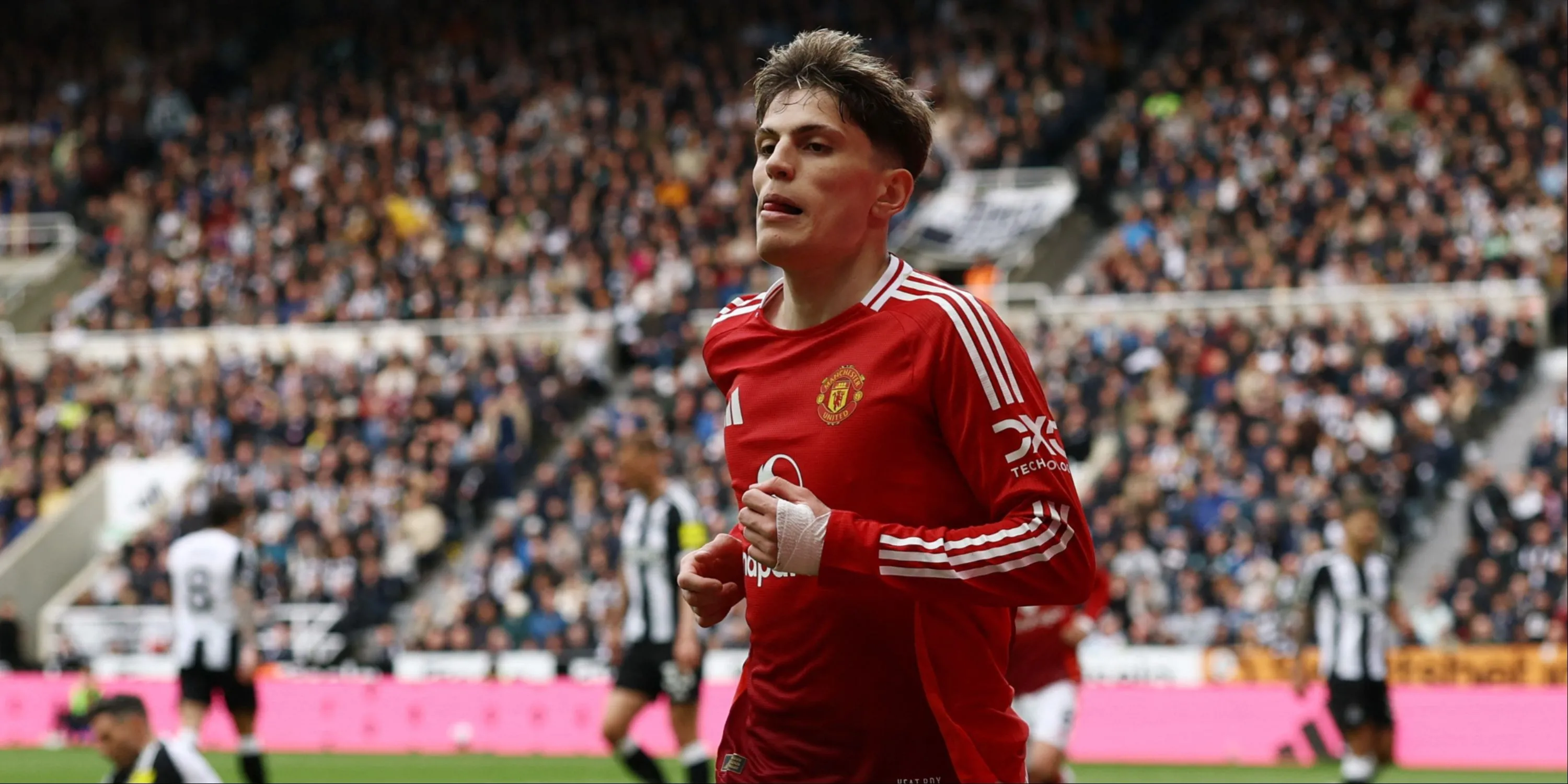 Garnacho ăn mừng trong màu áo Manchester United