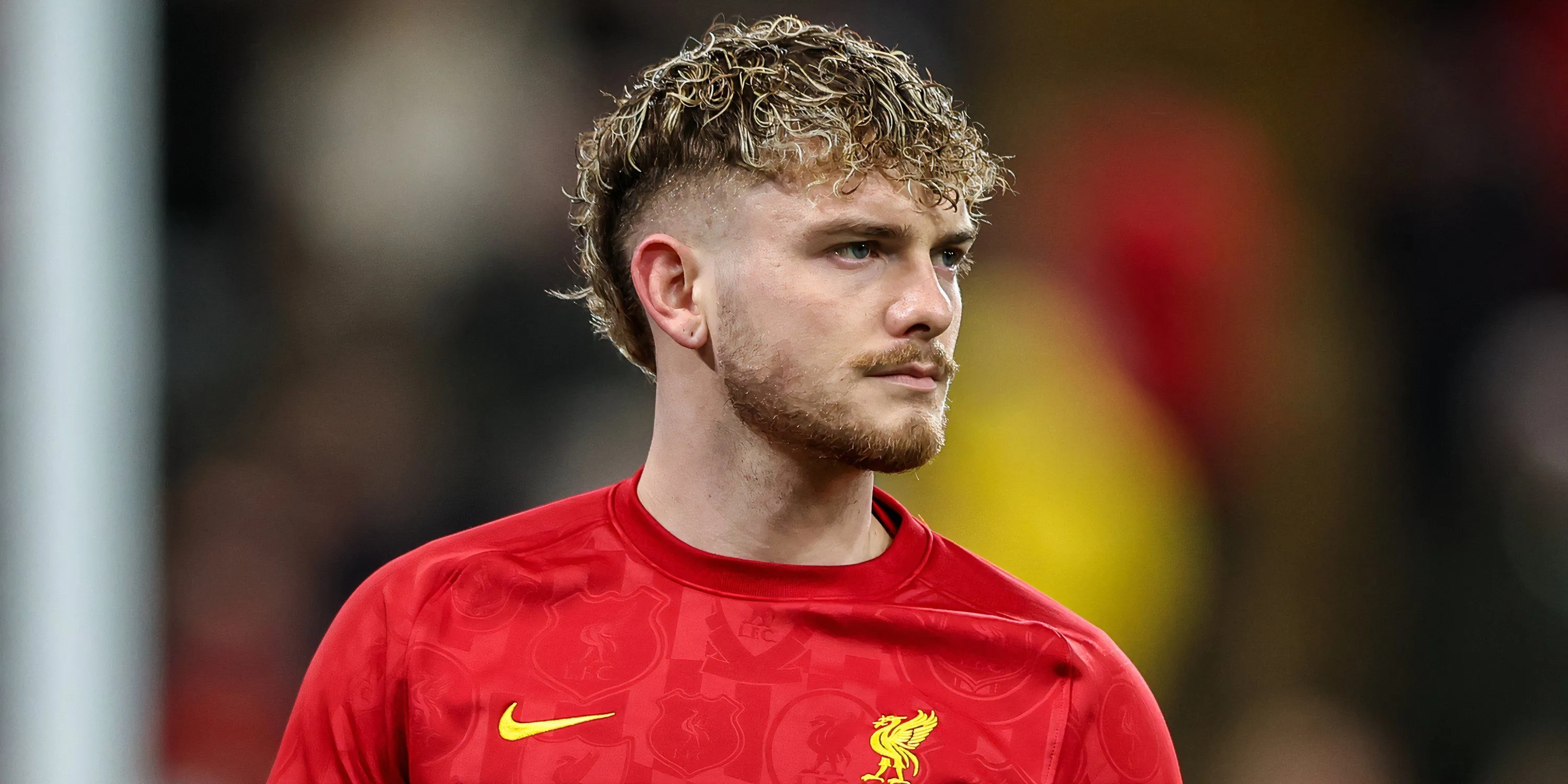 Harvey Elliott khởi động trước trận đấu cùng Liverpool