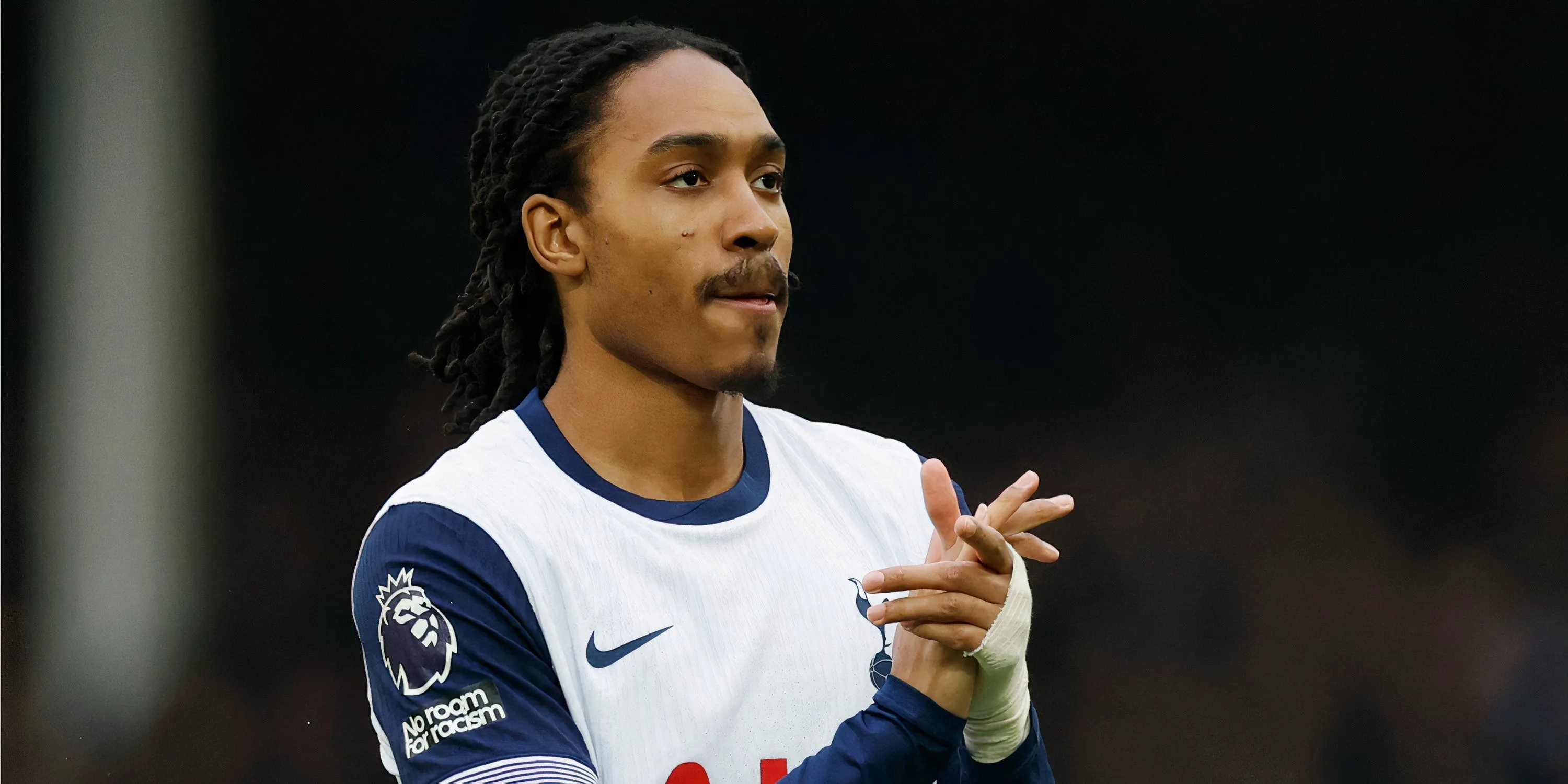 Hậu vệ Djed Spence của Tottenham đối mặt với chỉ trích về phong độ