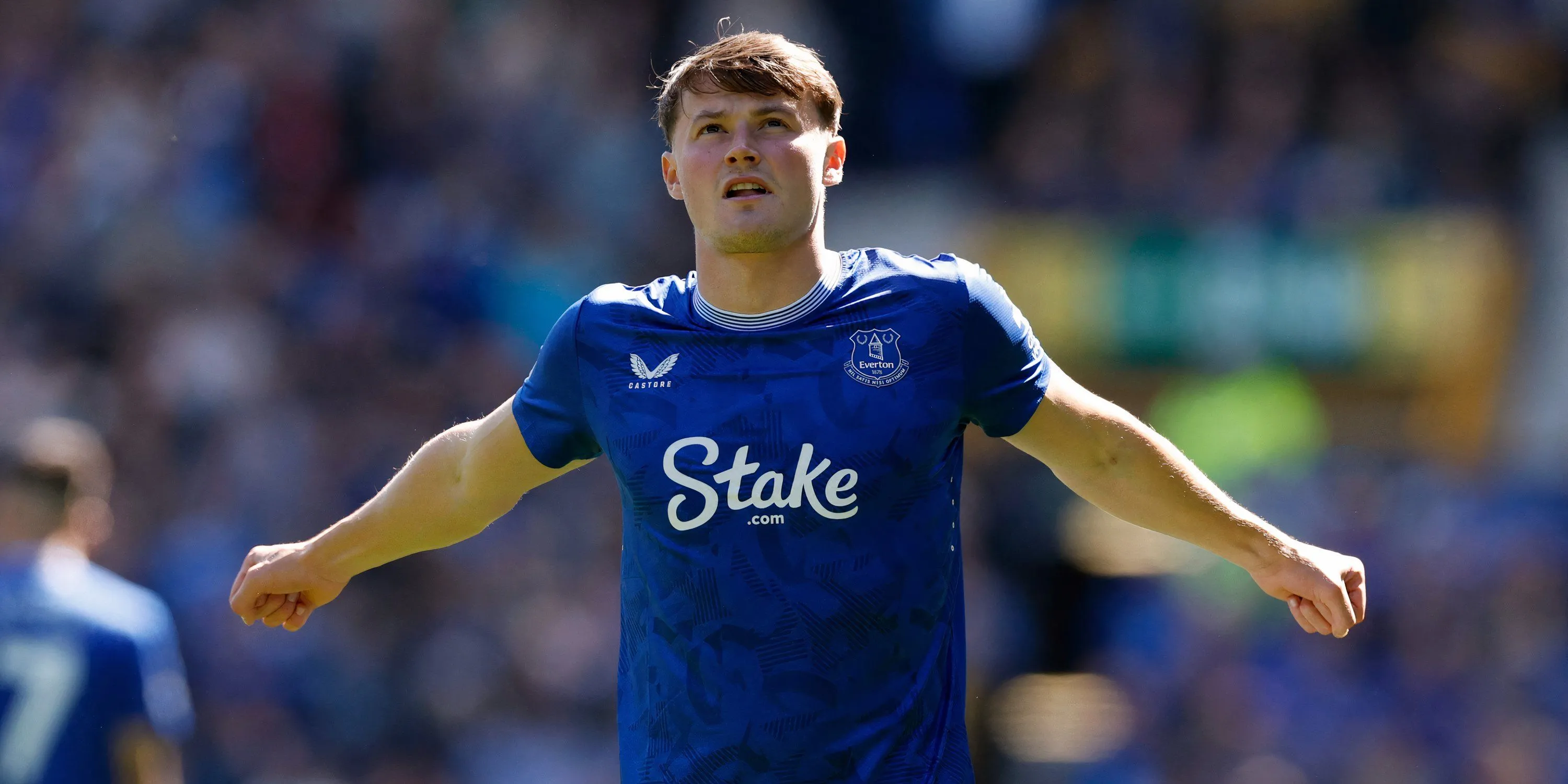 Hậu vệ phải Nathan Patterson của Everton tranh chấp bóng trên sân.