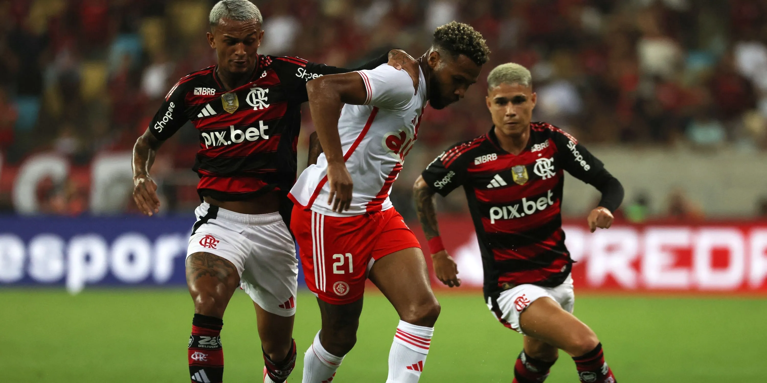 Hậu vệ phải Wesley Franca (Flamengo) tranh chấp bóng trong một trận đấu tại Brazil