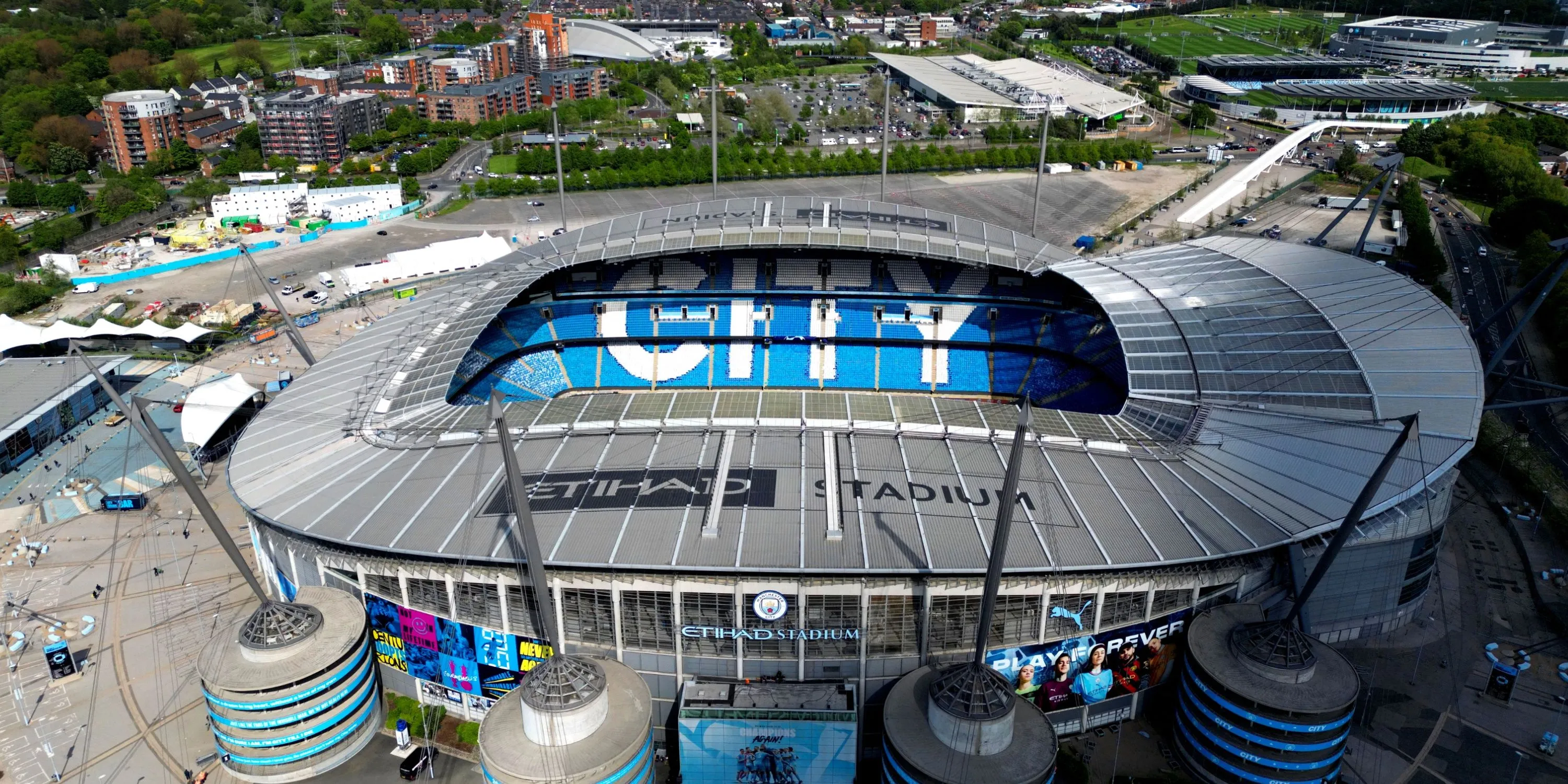 Hình ảnh ăn mừng của các cầu thủ Man City tại sân Etihad ở Premier League