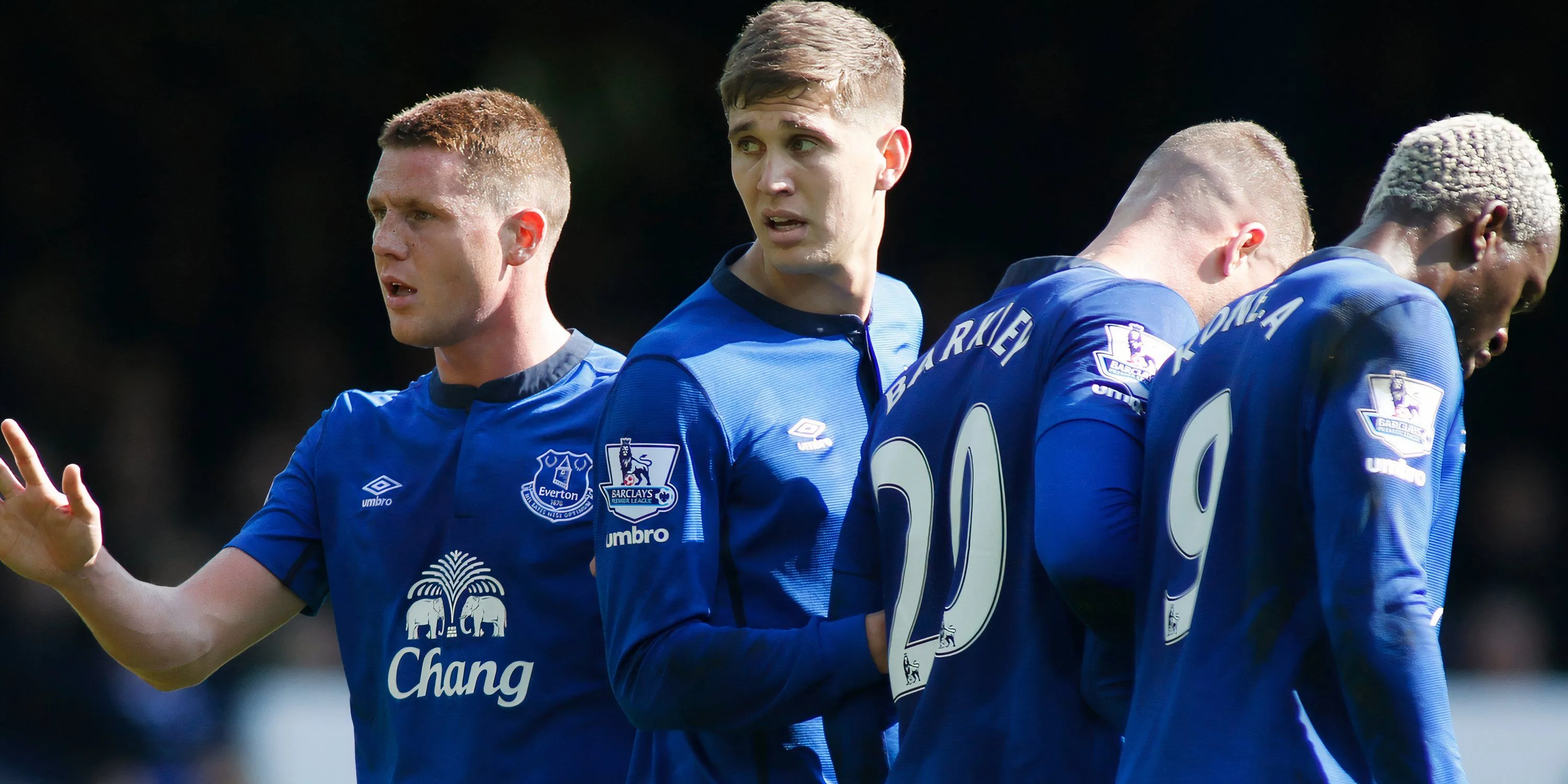 Hình ảnh John Stones thời còn khoác áo Everton thi đấu tại Premier League, trước khi chuyển đến Man City.