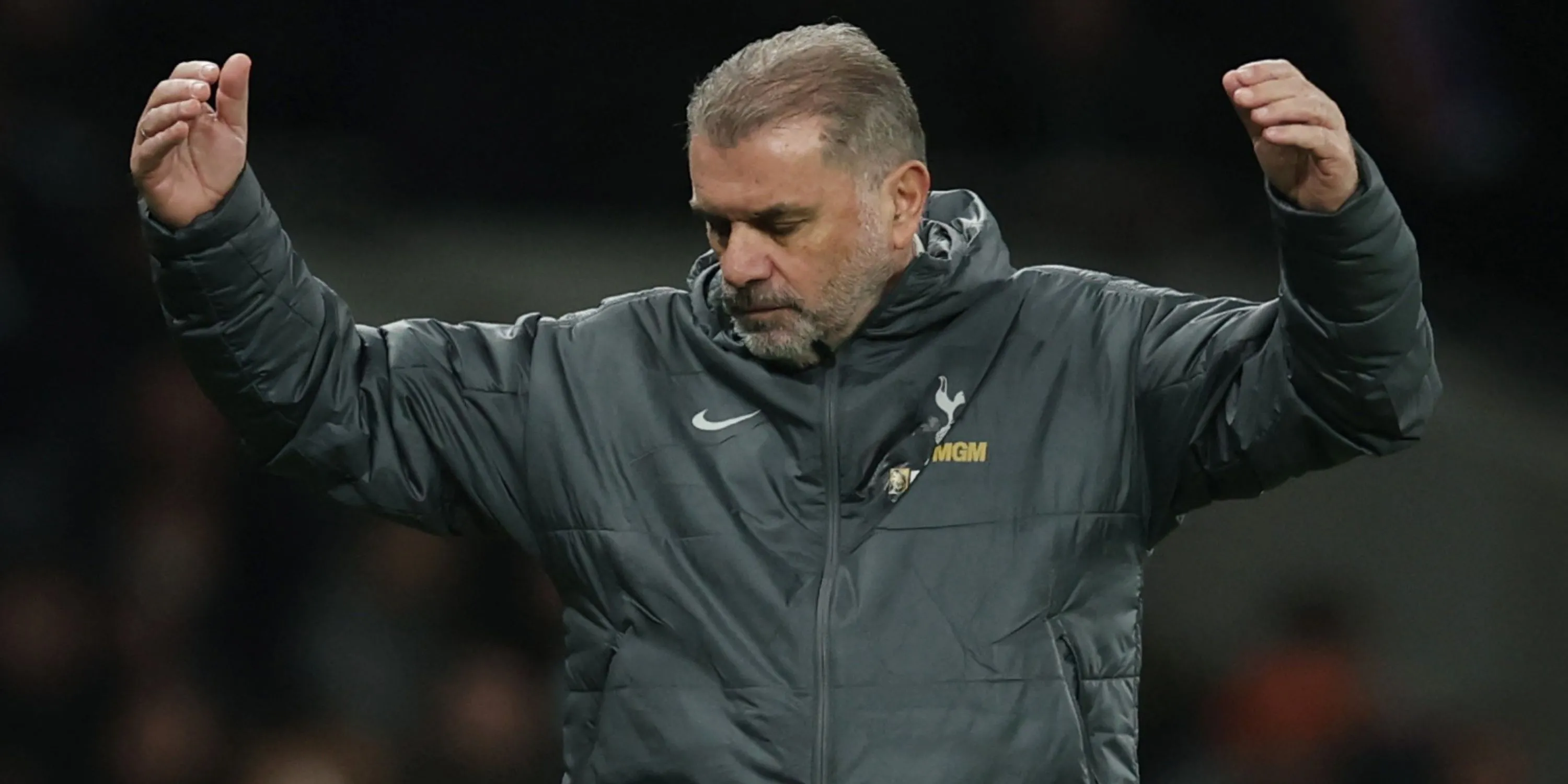 HLV Ange Postecoglou chỉ đạo các cầu thủ Tottenham trong trận đấu tại Premier League.