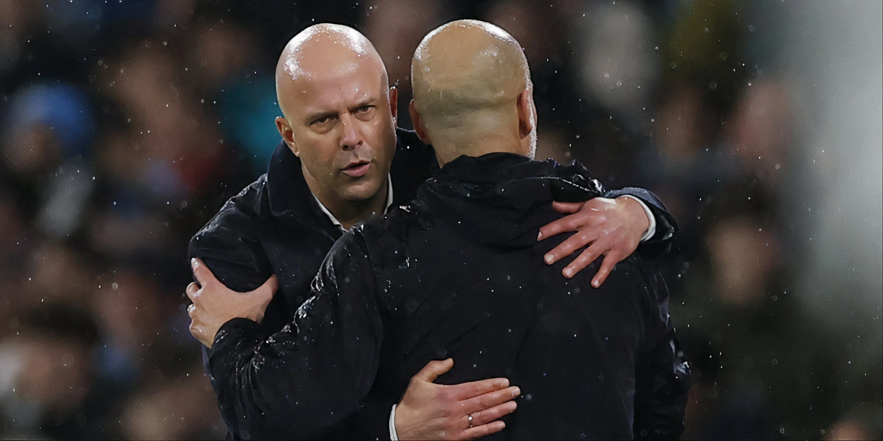 HLV Arne Slot (trái) đối đầu chiến thuật với Pep Guardiola (phải) tại Ngoại hạng Anh