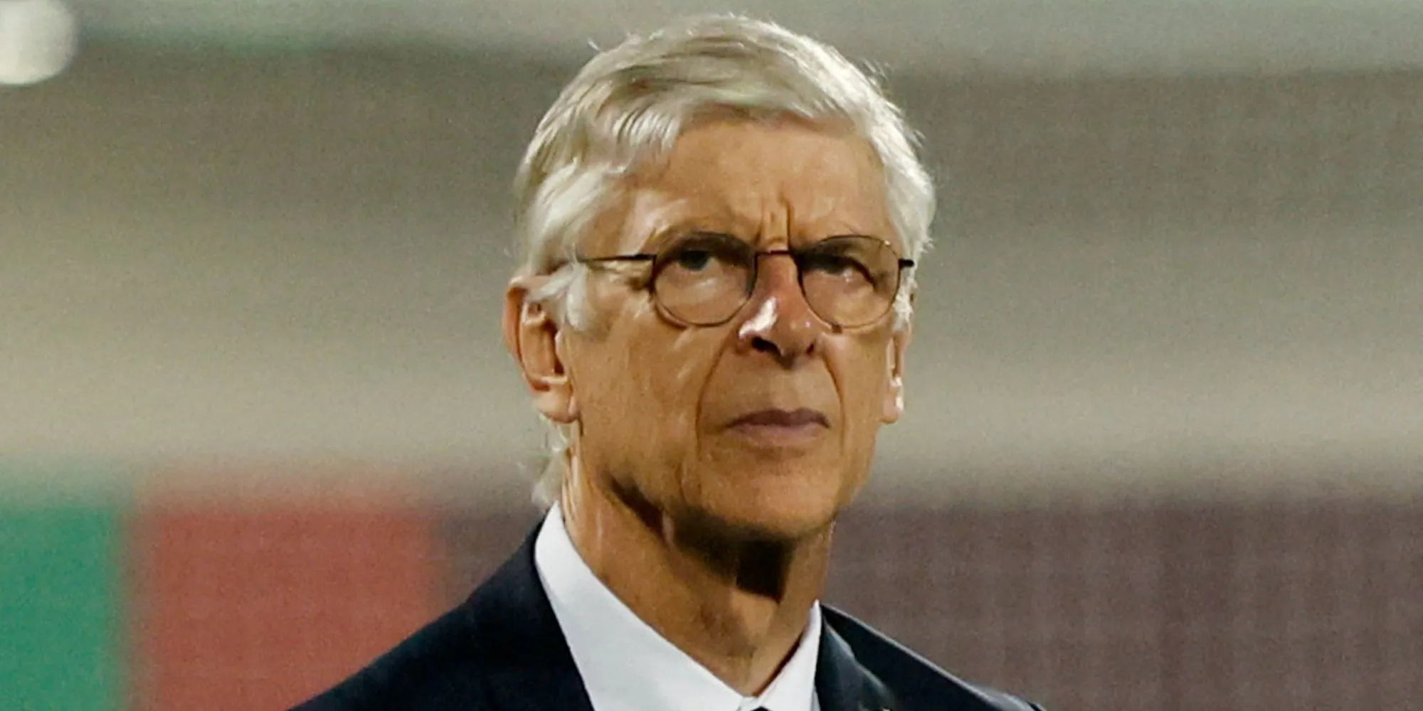 HLV Arsene Wenger quan sát từ khán đài