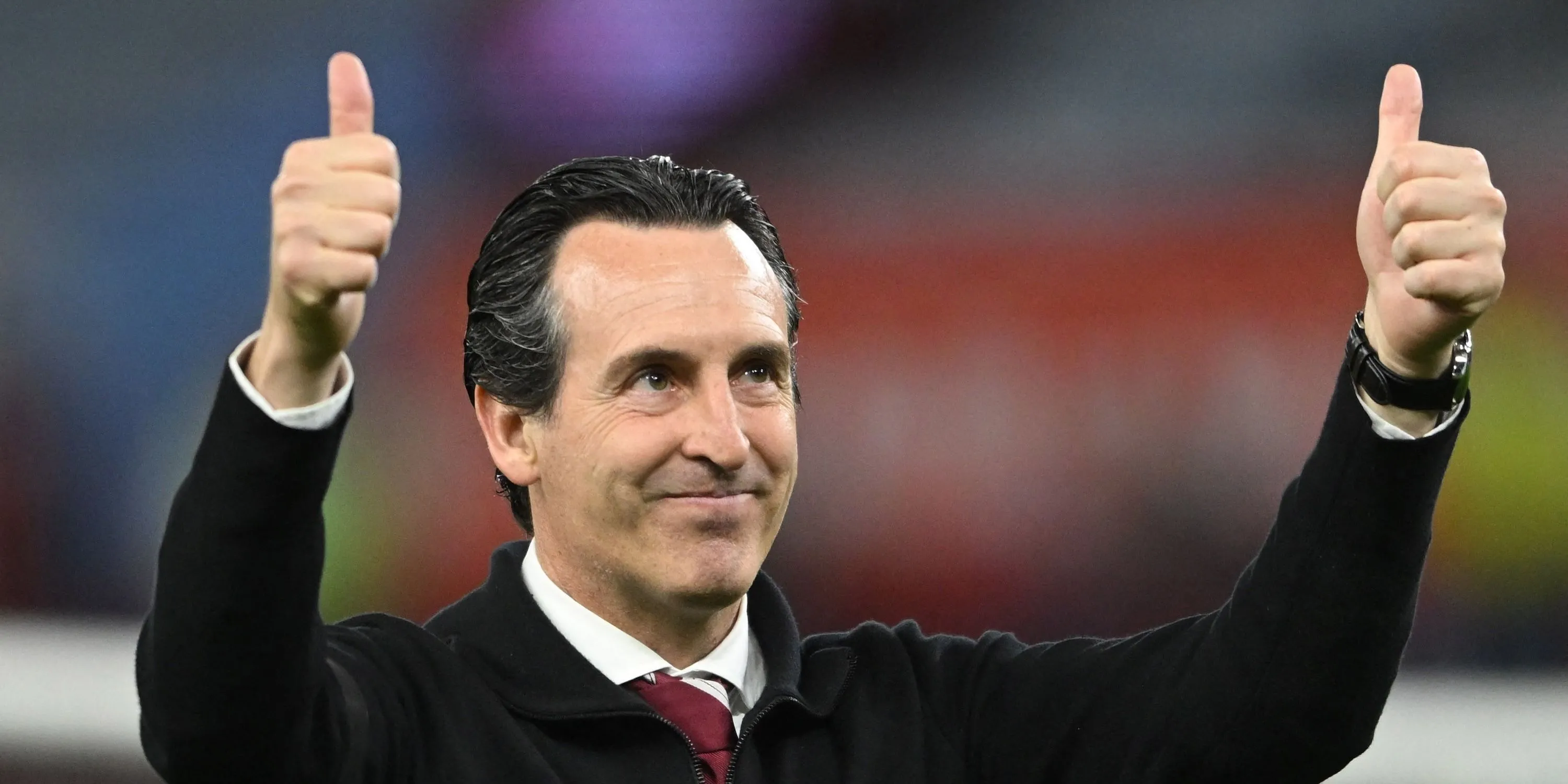 HLV Aston Villa Unai Emery vẫy chào người hâm mộ