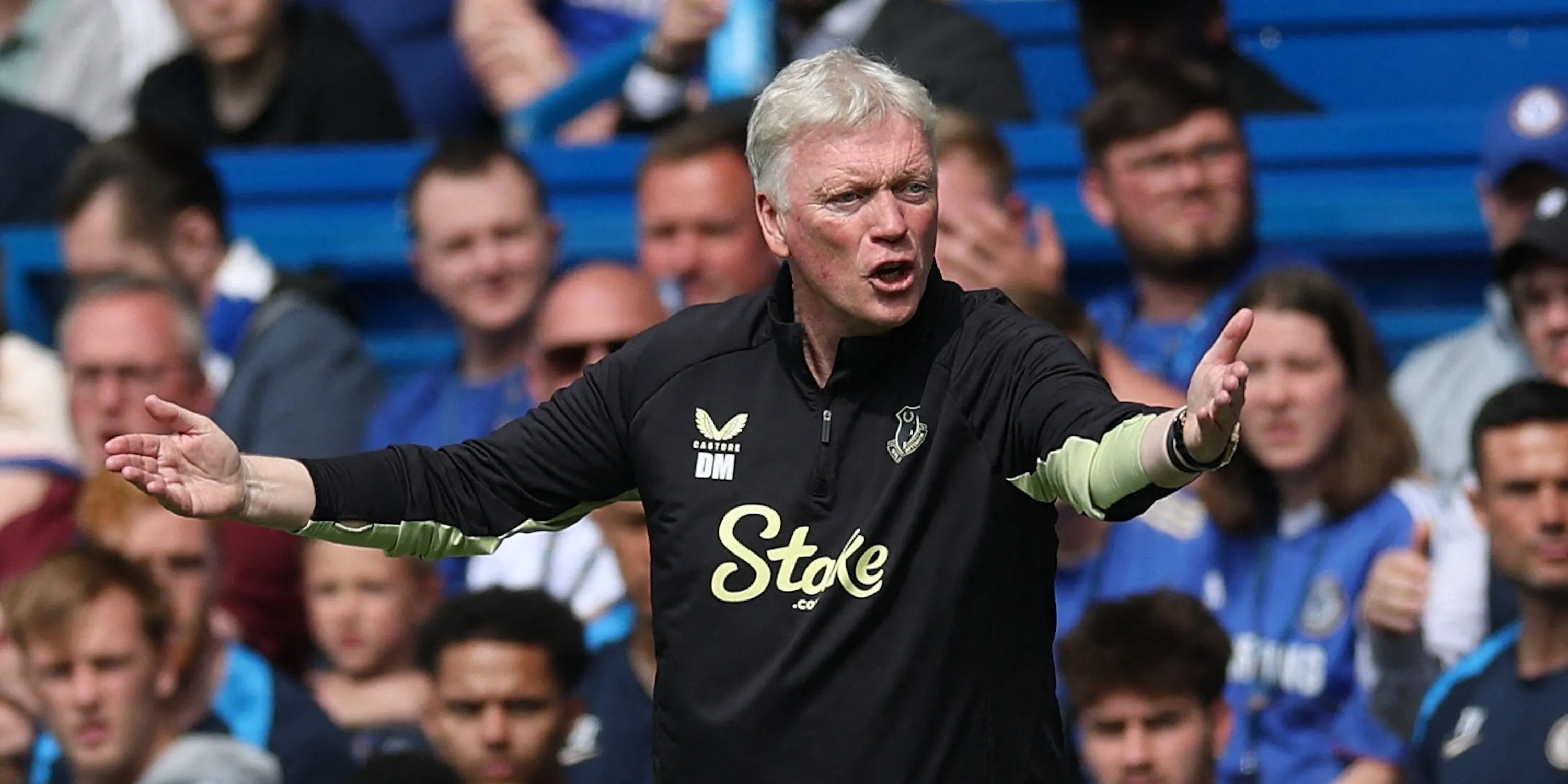 HLV David Moyes của Everton thể hiện cảm xúc trong một trận đấu, phản ánh nỗ lực vực dậy đội bóng.