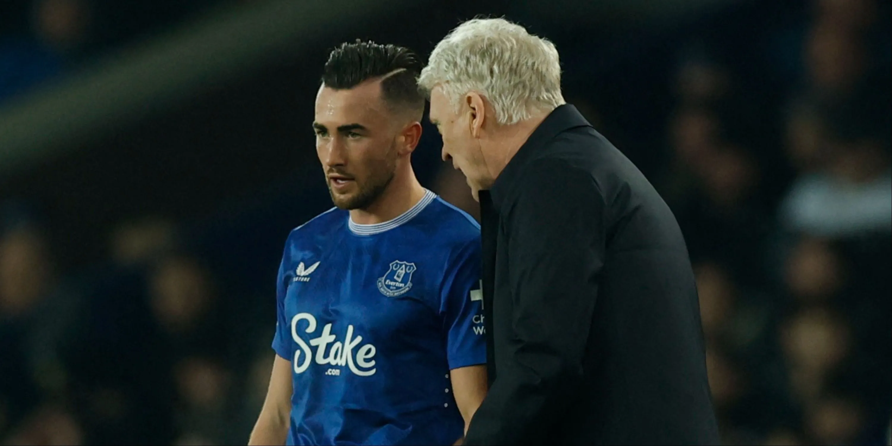HLV David Moyes thảo luận với Jack Harrison trong buổi tập của Everton.