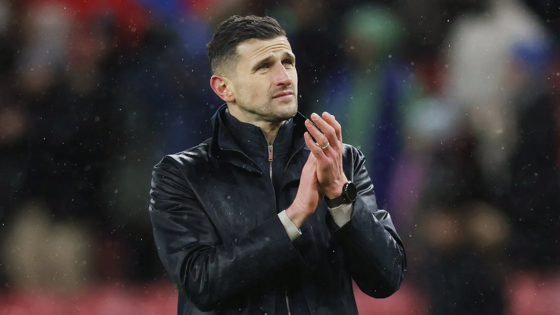 HLV John Mousinho của Portsmouth trên Sân vận động Ánh sáng