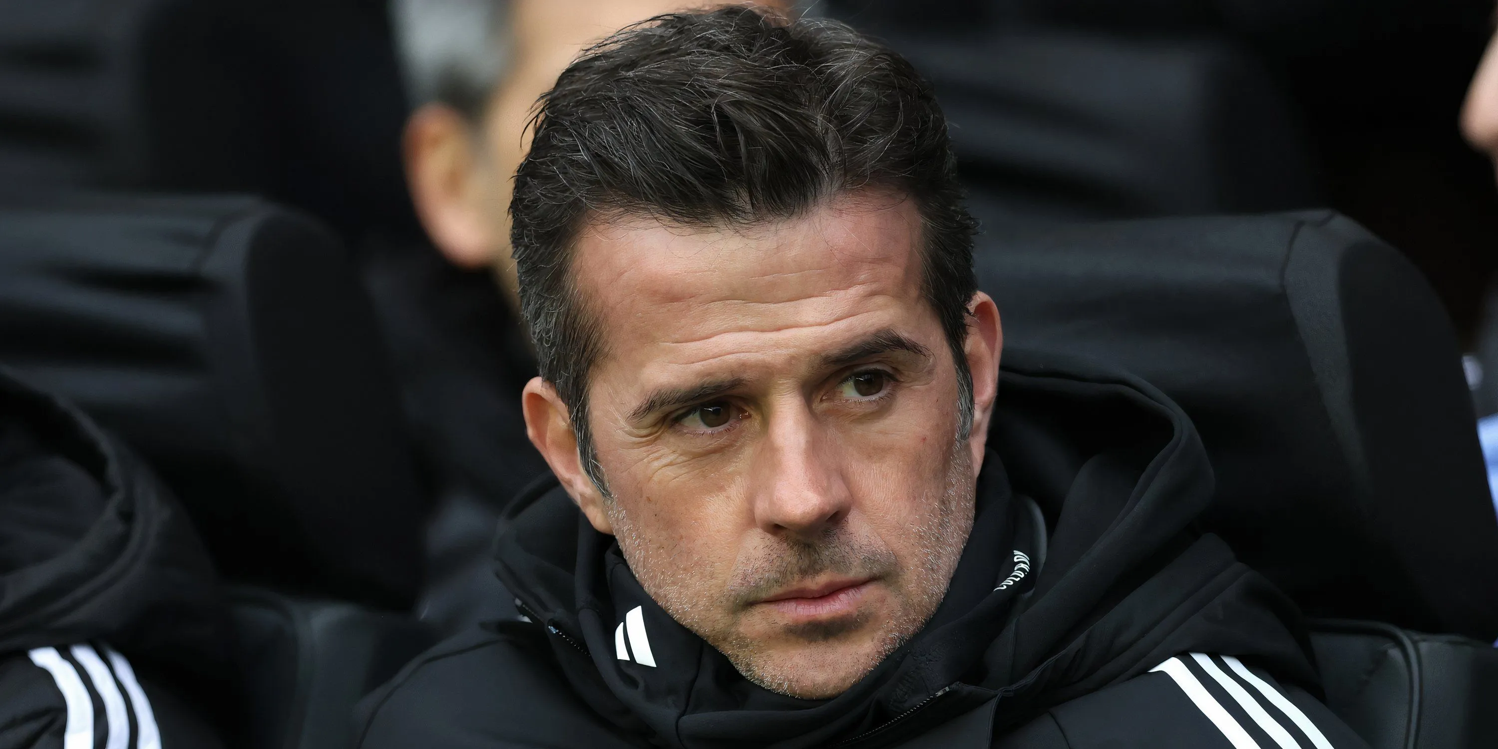 HLV Marco Silva theo dõi trận đấu của Fulham từ khu vực kỹ thuật