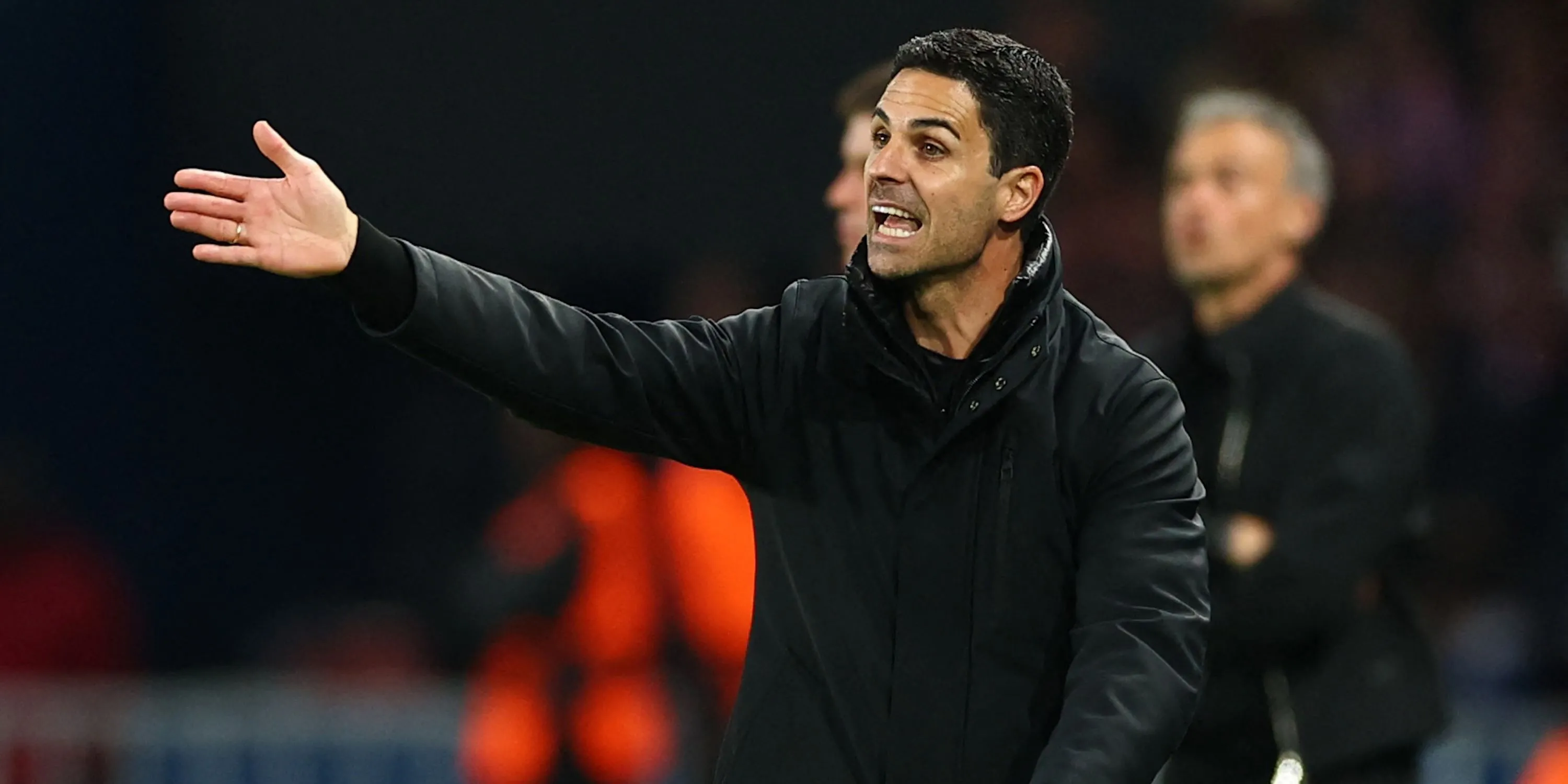 HLV Mikel Arteta của Arsenal chỉ đạo trên sân