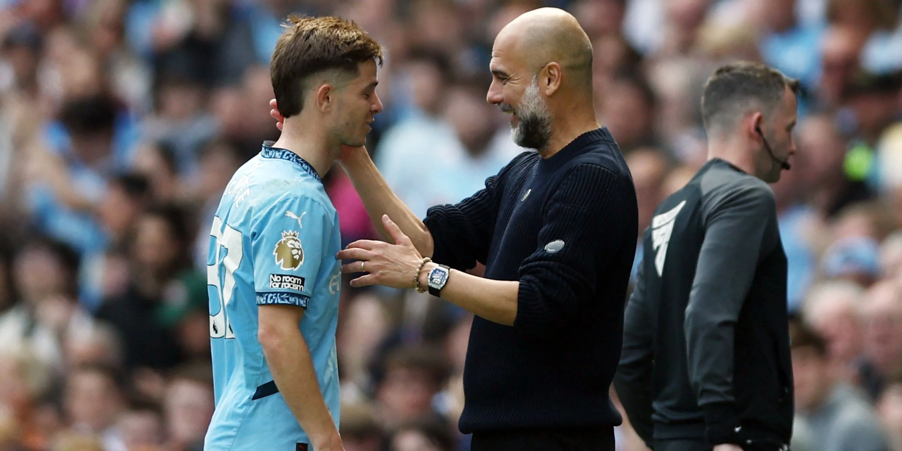 HLV Pep Guardiola và cầu thủ James McAtee của Manchester City