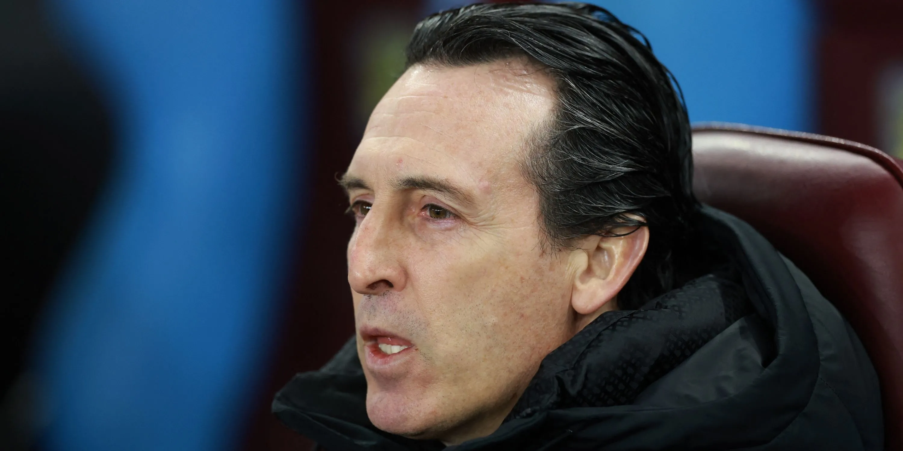 HLV Unai Emery chỉ đạo bên ngoài đường biên trong trận đấu của Aston Villa.