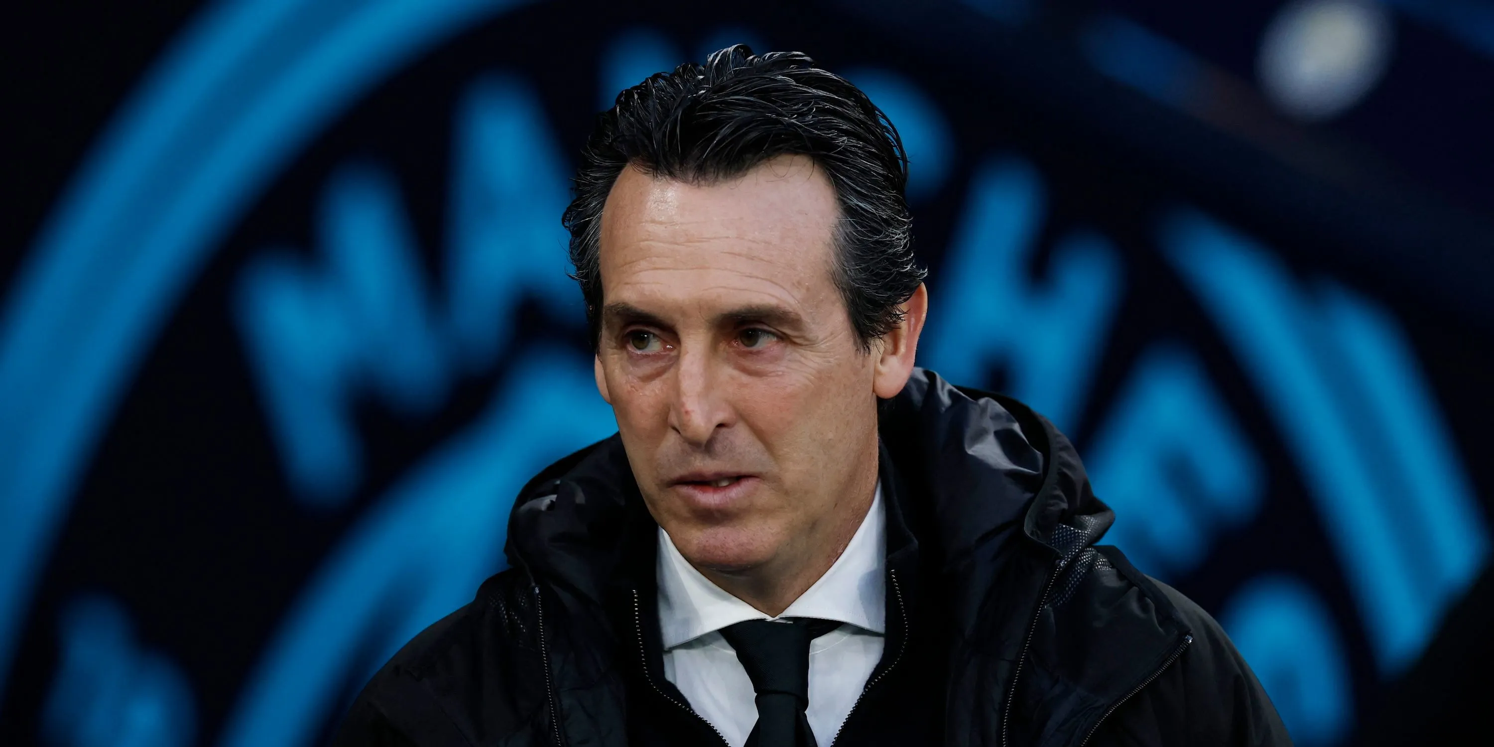 HLV Unai Emery chỉ đạo chiến thuật cho Aston Villa trong một trận đấu tại Premier League