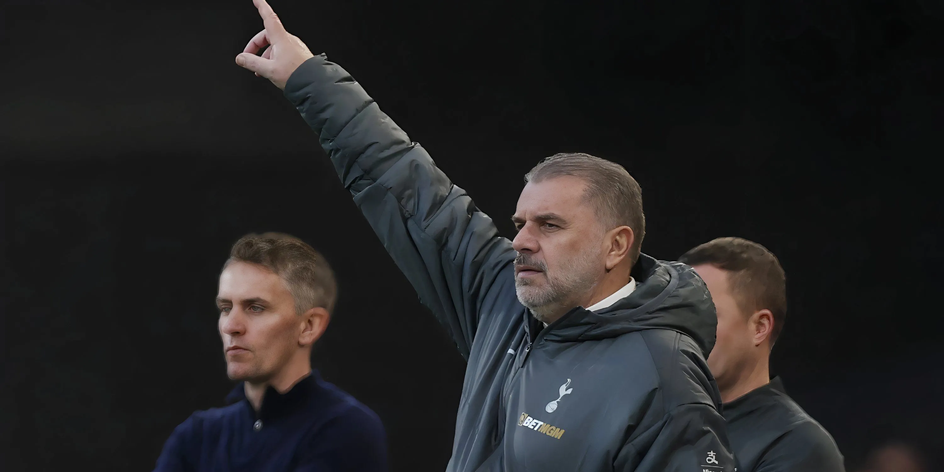 Huấn luyện viên Ange Postecoglou của Tottenham trong một buổi họp báo