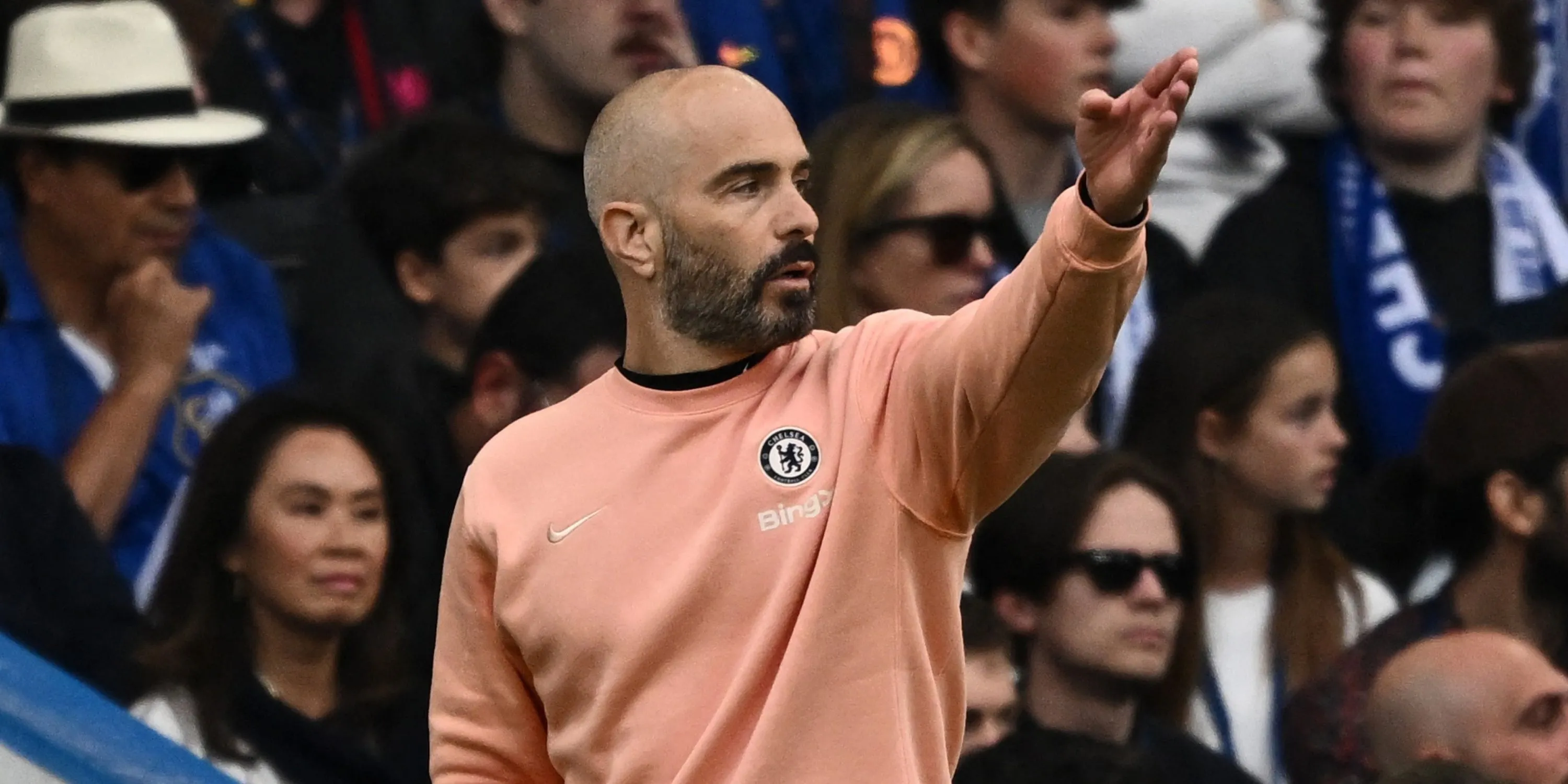 Huấn luyện viên Enzo Maresca chỉ đạo các cầu thủ Chelsea trong trận đấu Premier League