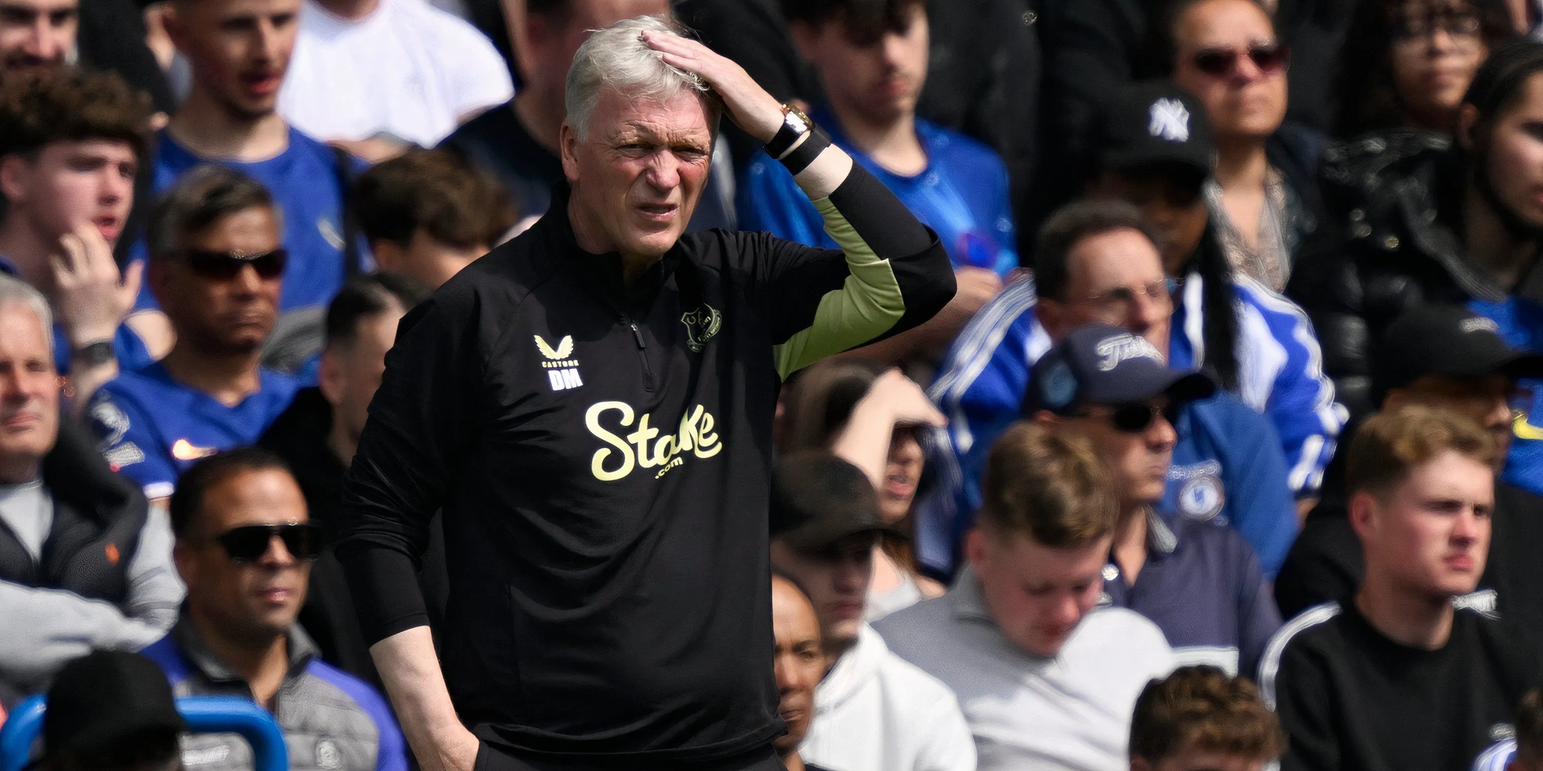 Huấn luyện viên Everton David Moyes trên sân tập