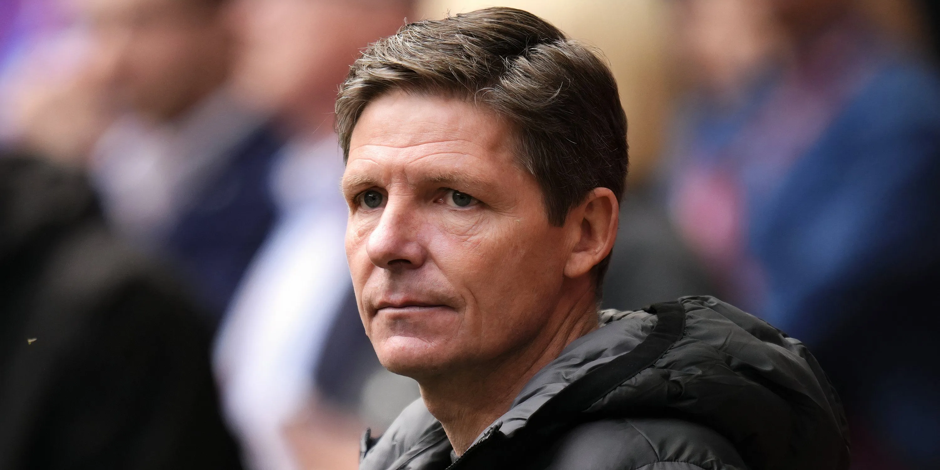 Huấn luyện viên Oliver Glasner của Crystal Palace đang theo dõi diễn biến trên sân