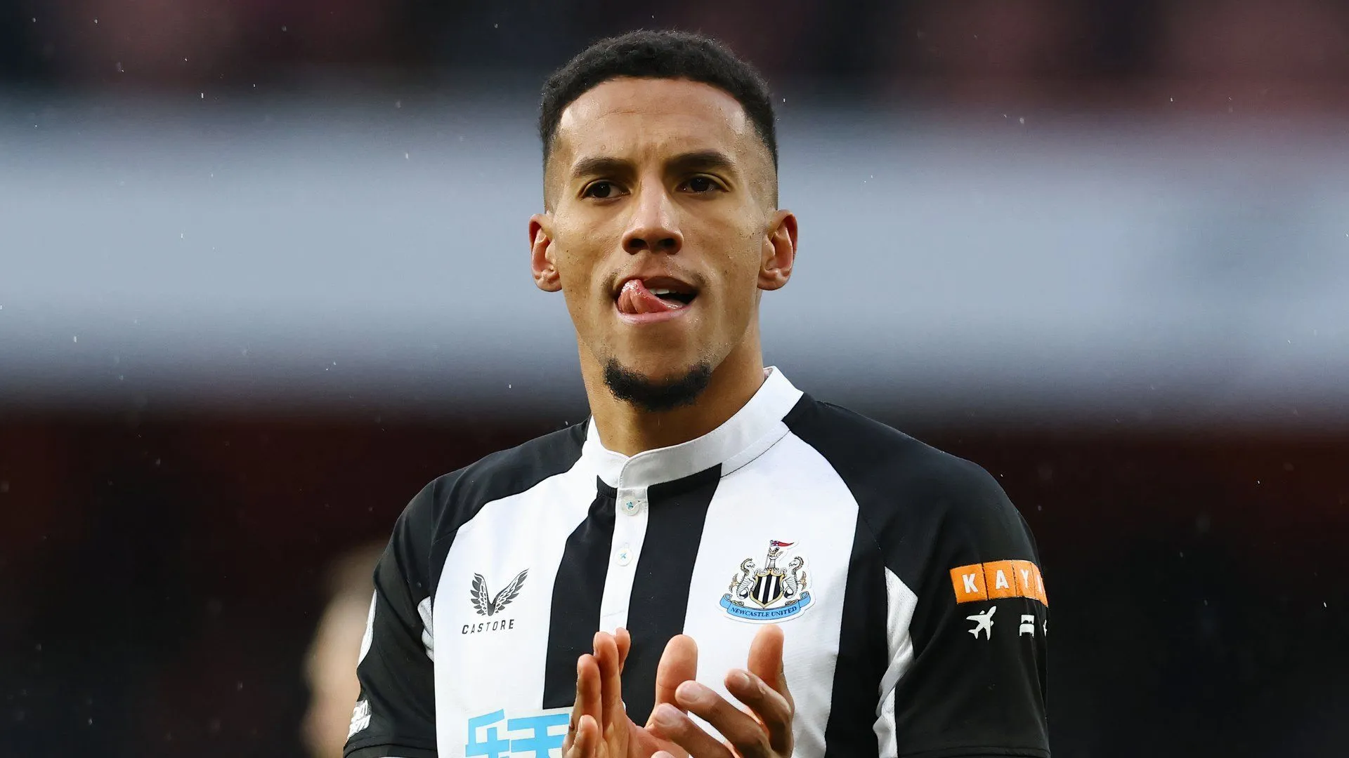 Isaac Hayden trong màu áo Portsmouth với kinh nghiệm thi đấu dày dạn