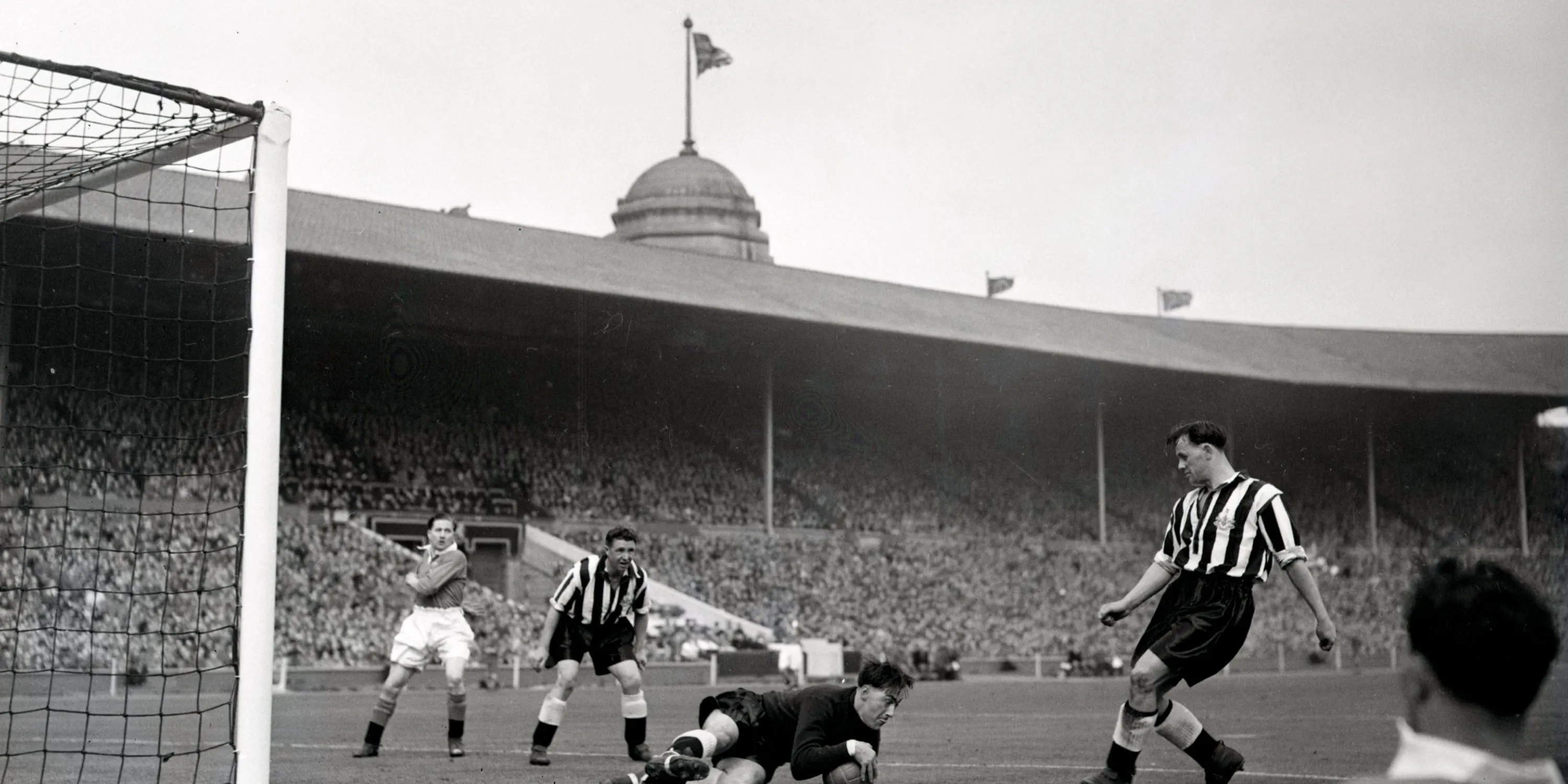 Jackie Milburn, huyền thoại ghi bàn của Newcastle United tại FA Cup