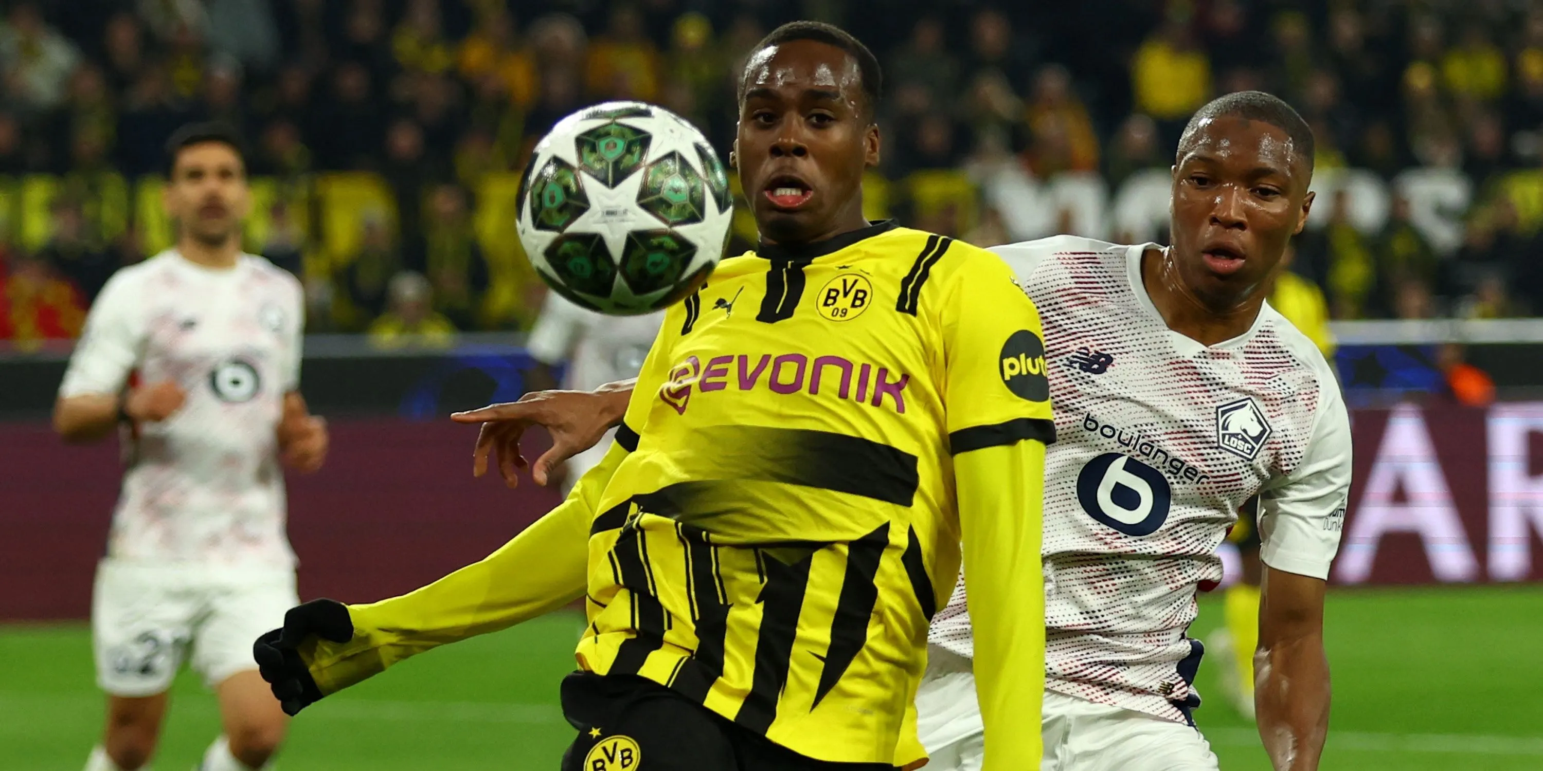 Jamie Gittens của Borussia Dortmund rê bóng qua đối thủ Lille