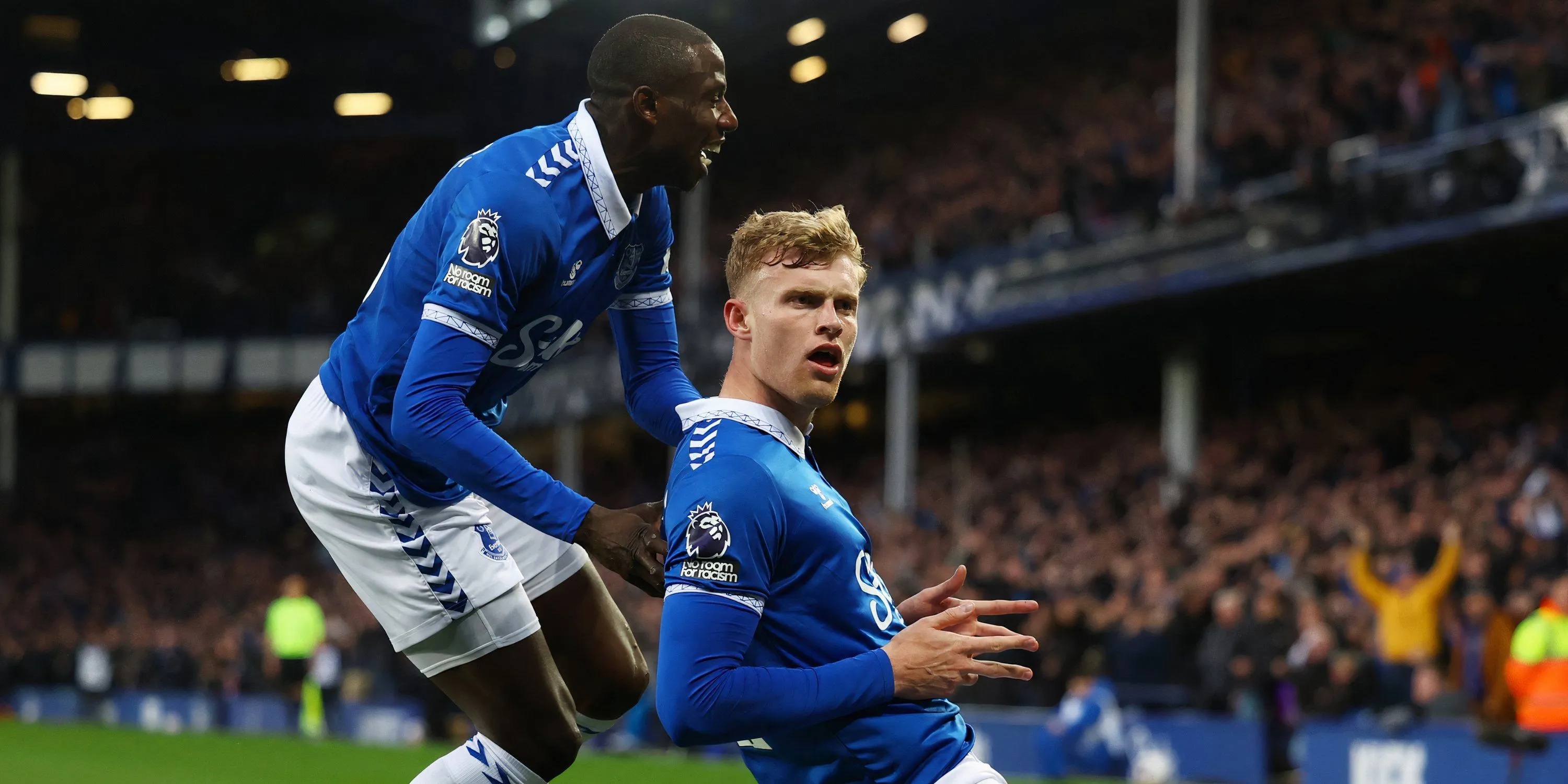 Jarrad Branthwaite, trung vệ tài năng của Everton được Liverpool quan tâm