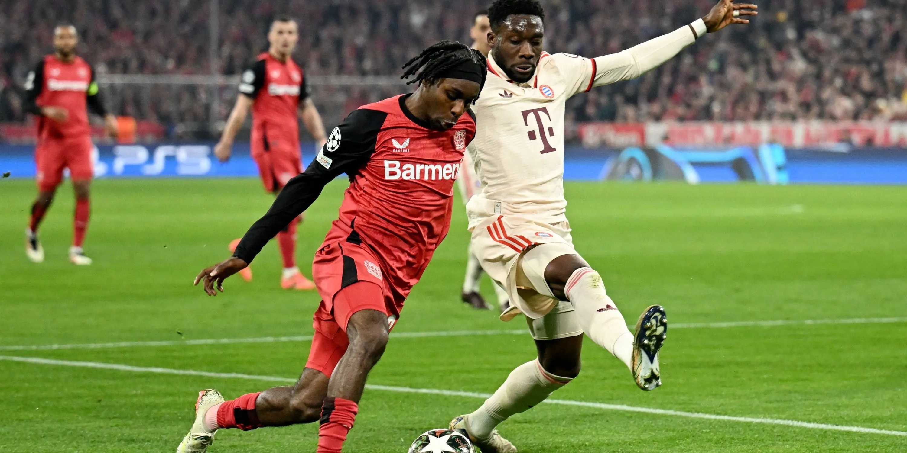 Jeremie Frimpong (Bayer Leverkusen) tranh chấp bóng với Alphonso Davies (Bayern Munich)